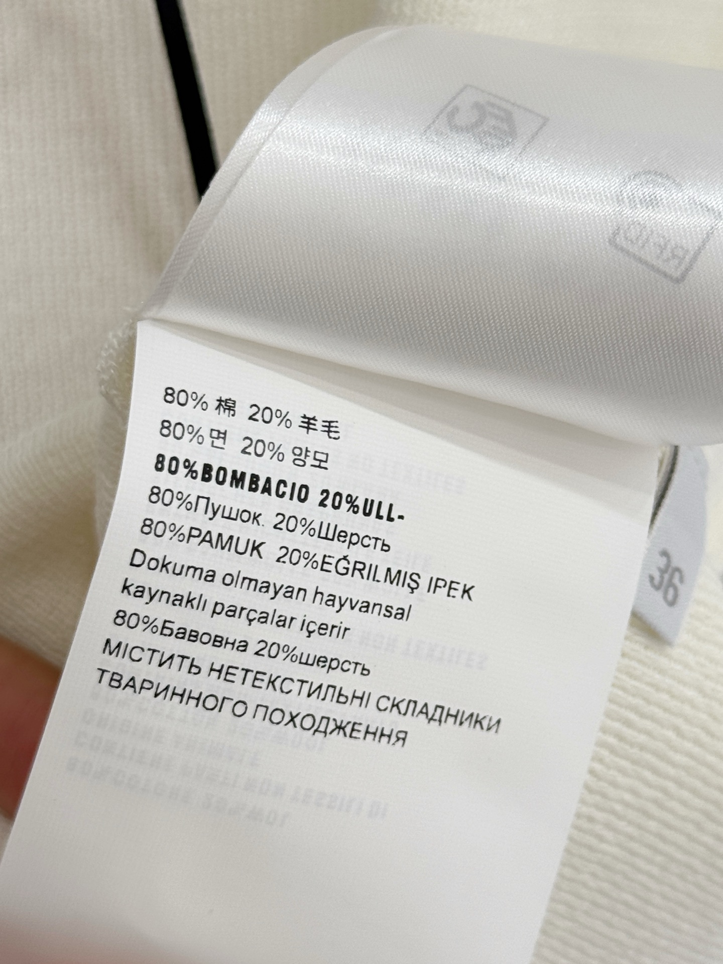 Chanel 针织上衣，蕾丝方领配黑蝴蝶结，温柔又 。X