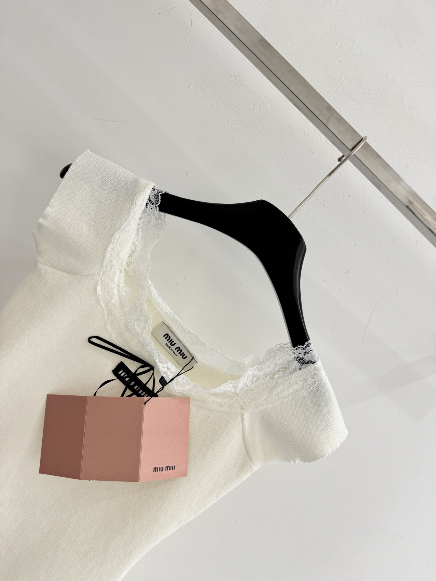 Chanel 针织上衣，蕾丝方领配黑蝴蝶结，温柔又 。X