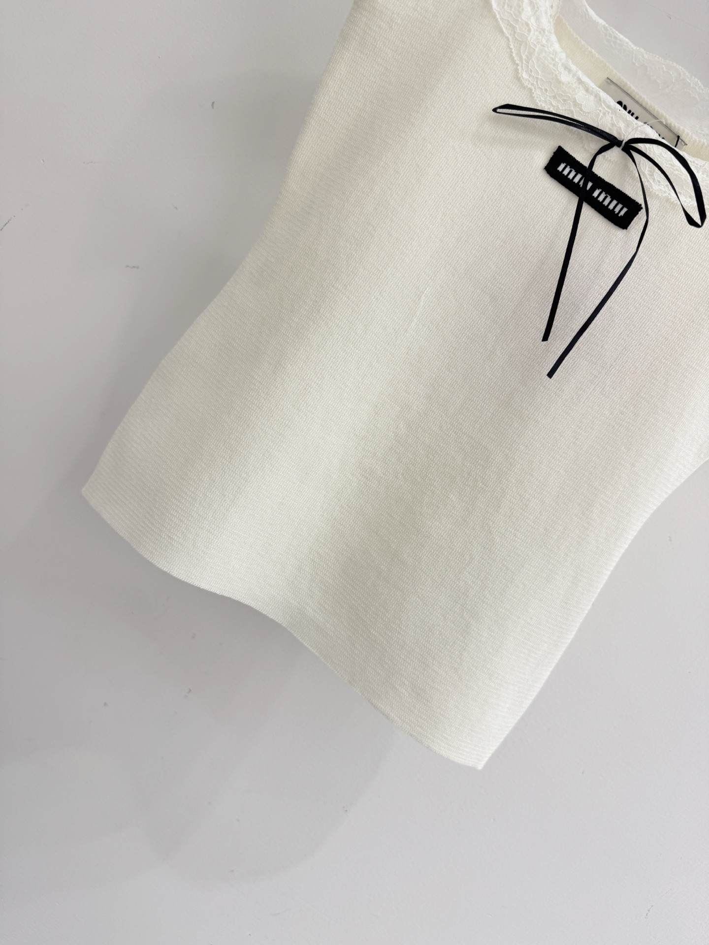 Chanel 针织上衣，蕾丝方领配黑蝴蝶结，温柔又 。X