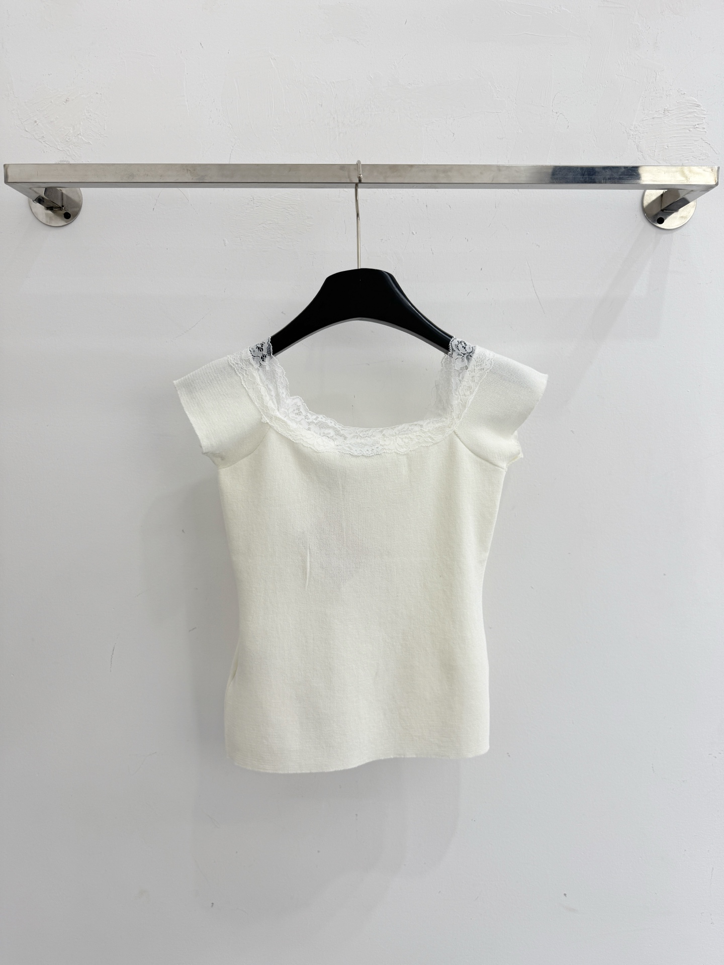 Chanel 针织上衣，蕾丝方领配黑蝴蝶结，温柔又 。X