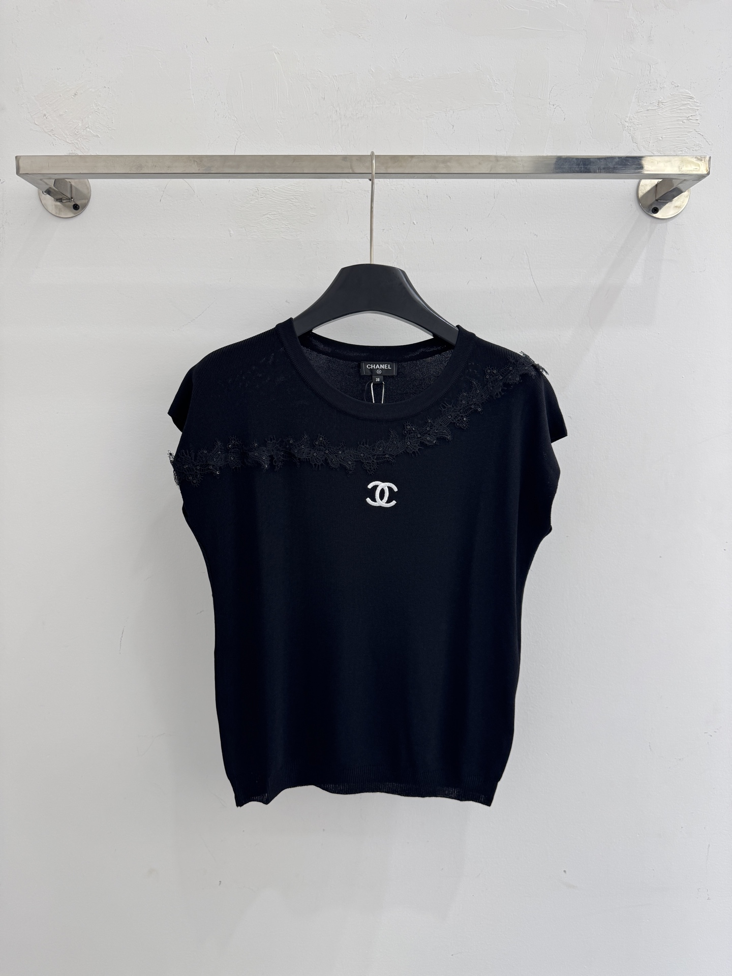 Chanel 小香风无袖针织衫，蕾丝拼接，双C标识，温柔 。X