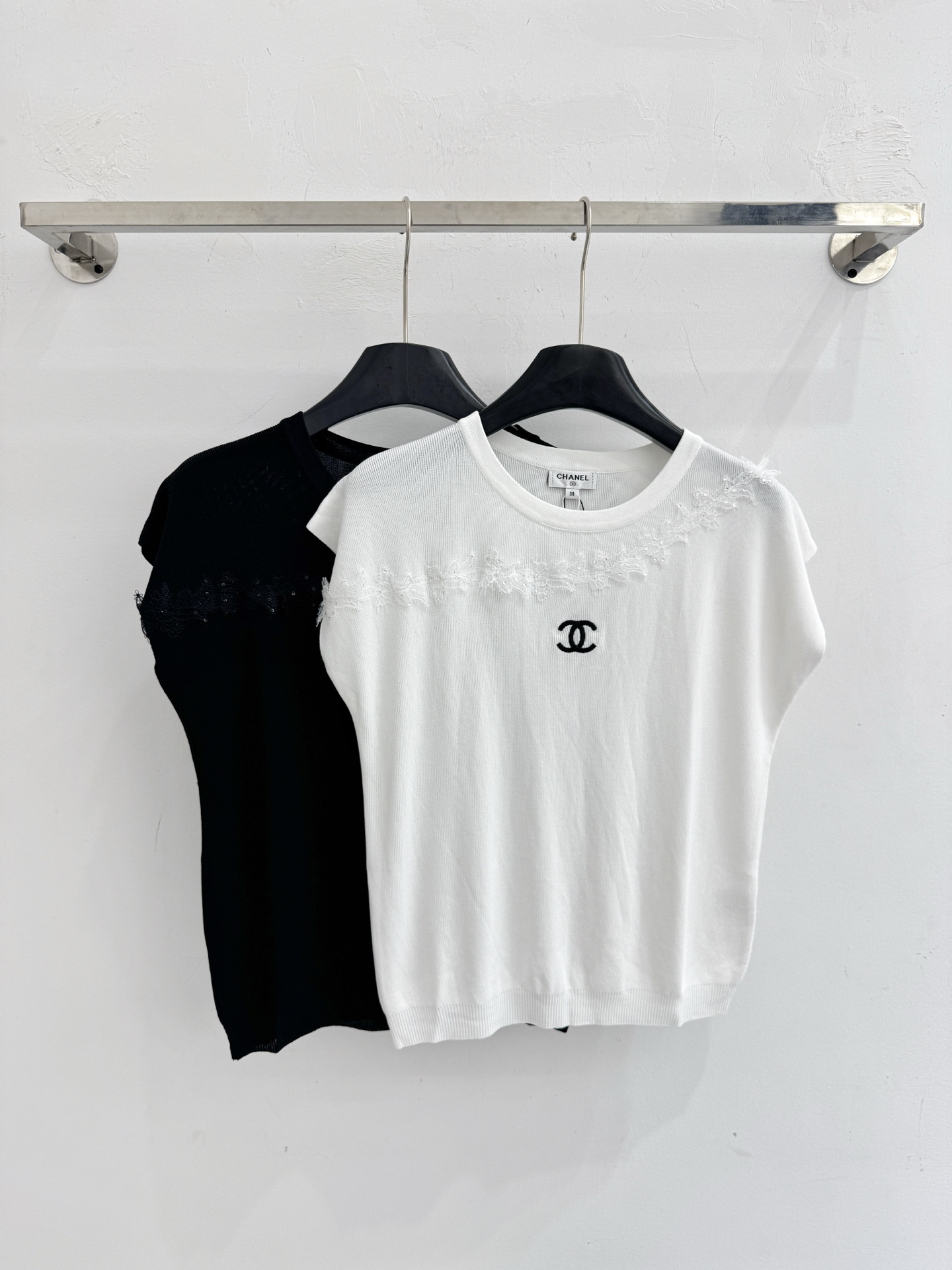 Chanel 小香风无袖针织衫，蕾丝拼接，双C标识，温柔 。X