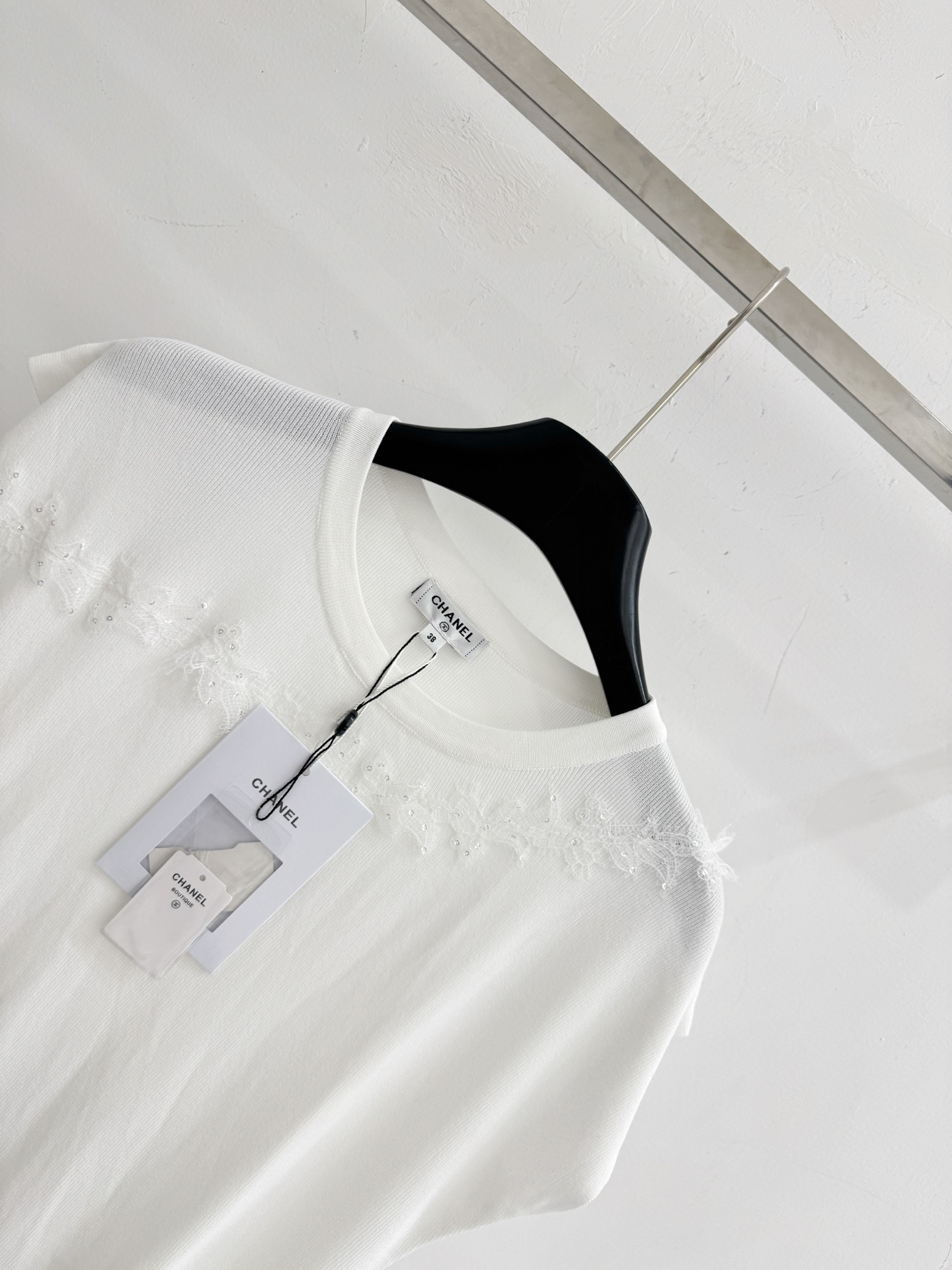 Chanel 小香风无袖针织衫，蕾丝拼接，双C标识，温柔 。X
