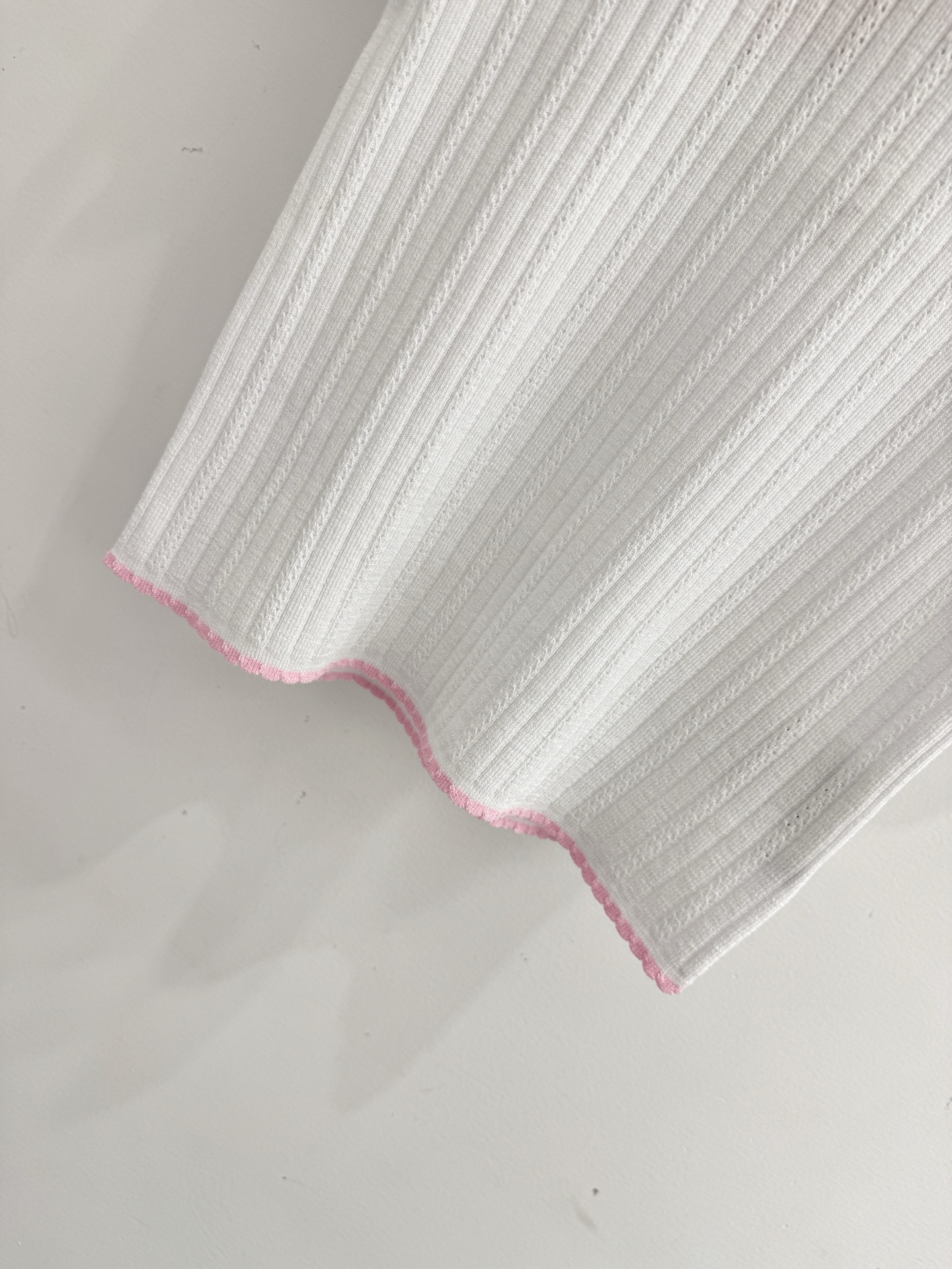 Chanel 粉边撞色针织短袖，坑条肌理，甜妹风显瘦又清新