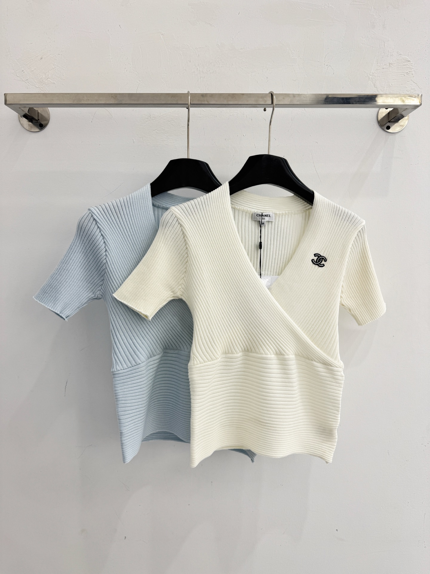 Chrome Hearts V领针织短袖两件套，修身显瘦，气质百搭，尽显优雅