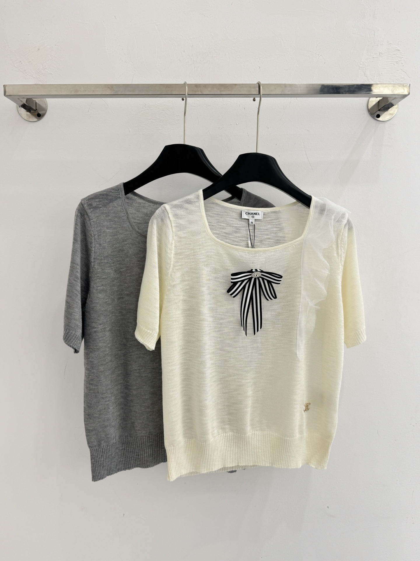 Chrome Hearts 灰白撞色针织上衣，网纱蝴蝶结装饰，温柔优雅百搭