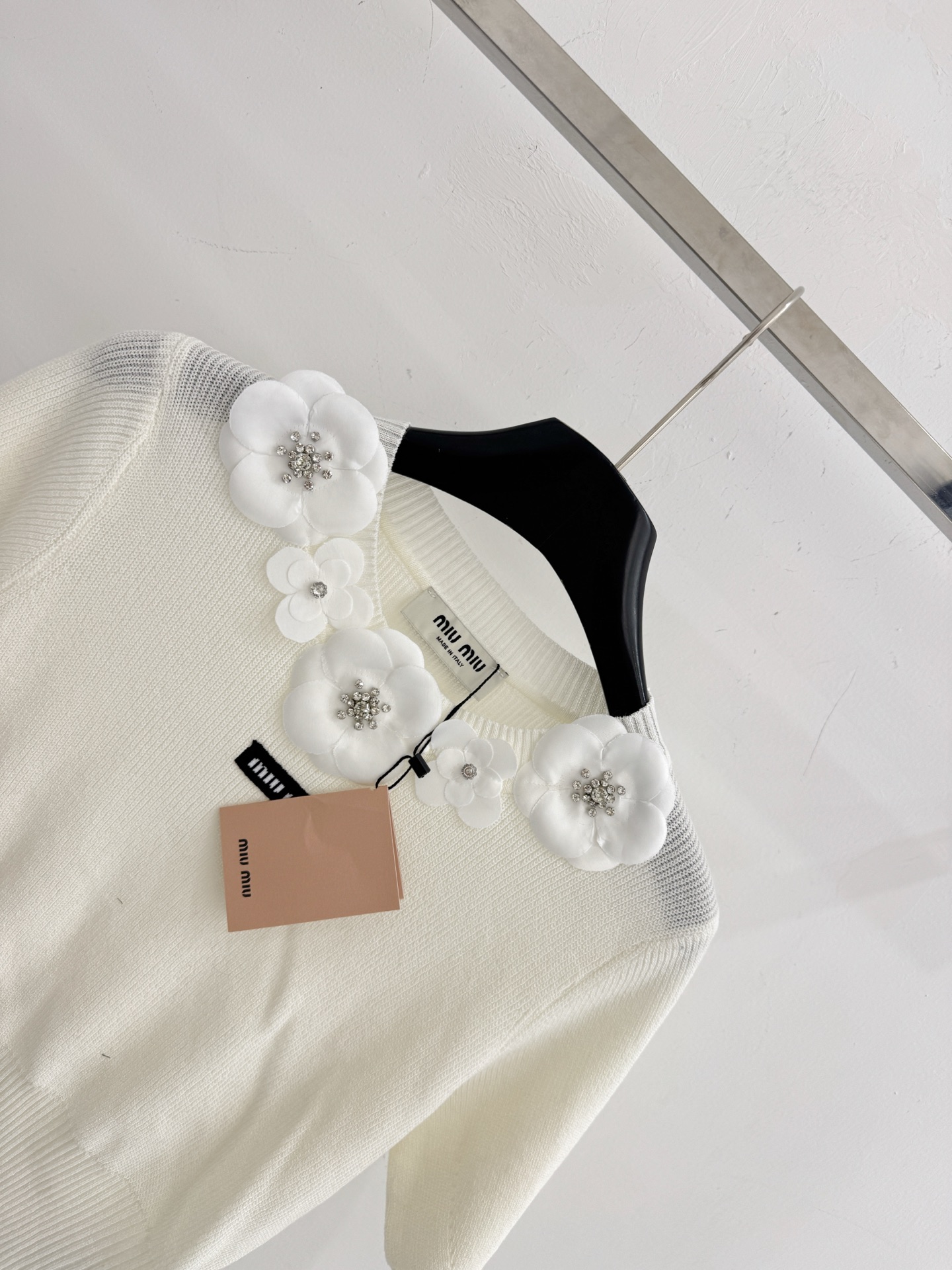 Miu Miu Miu家26春夏新款，立体花朵水钻针织短袖，修身显瘦，三色可选，名媛风