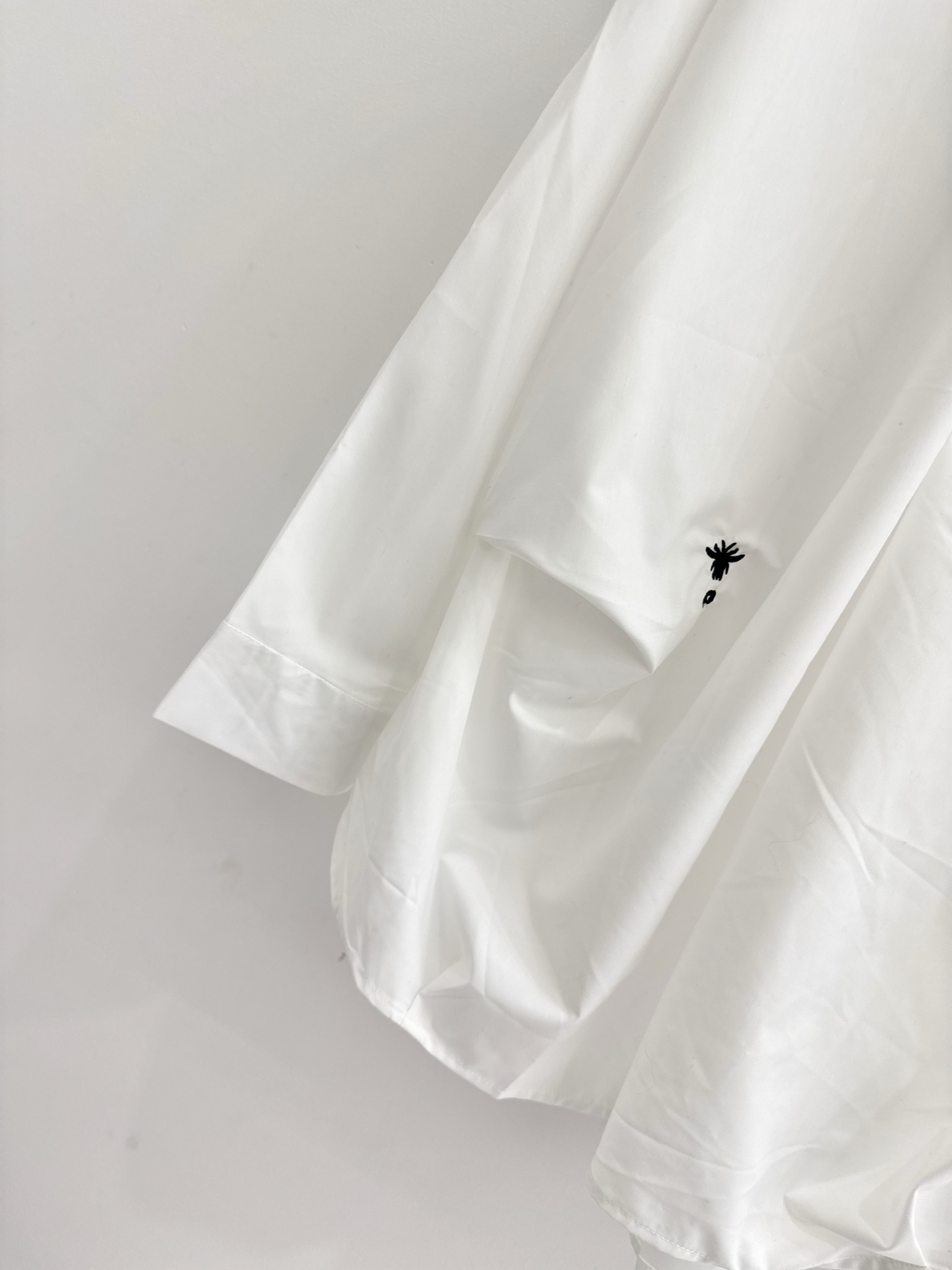 Unknown 简约廓形白色长袖衬衫，小众刺绣设计，慵懒松弛感拉满
