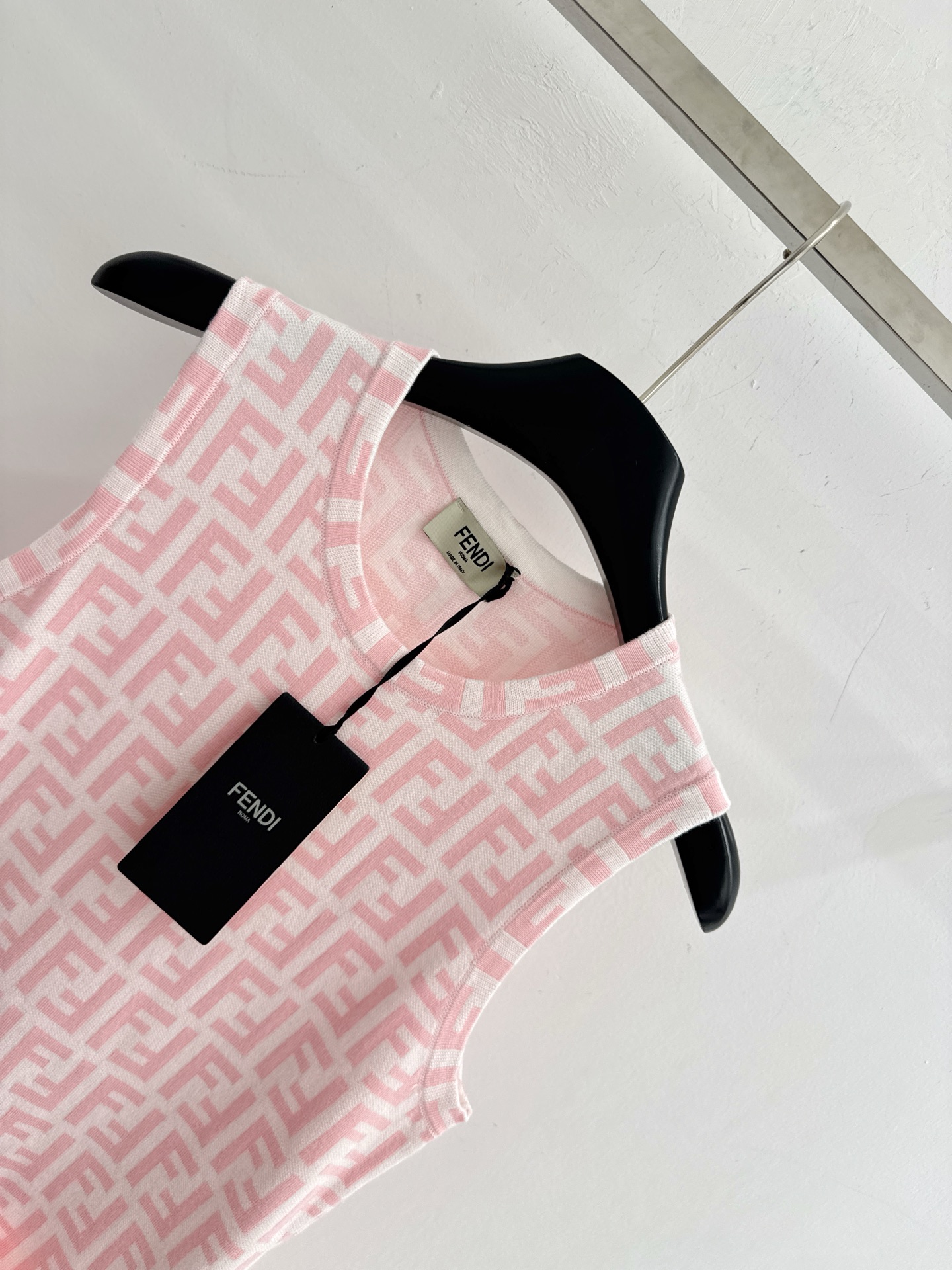 Fendi F家粉芬迪26春夏新款，F满印无袖针织连衣裙，收腰口袋，轻奢风