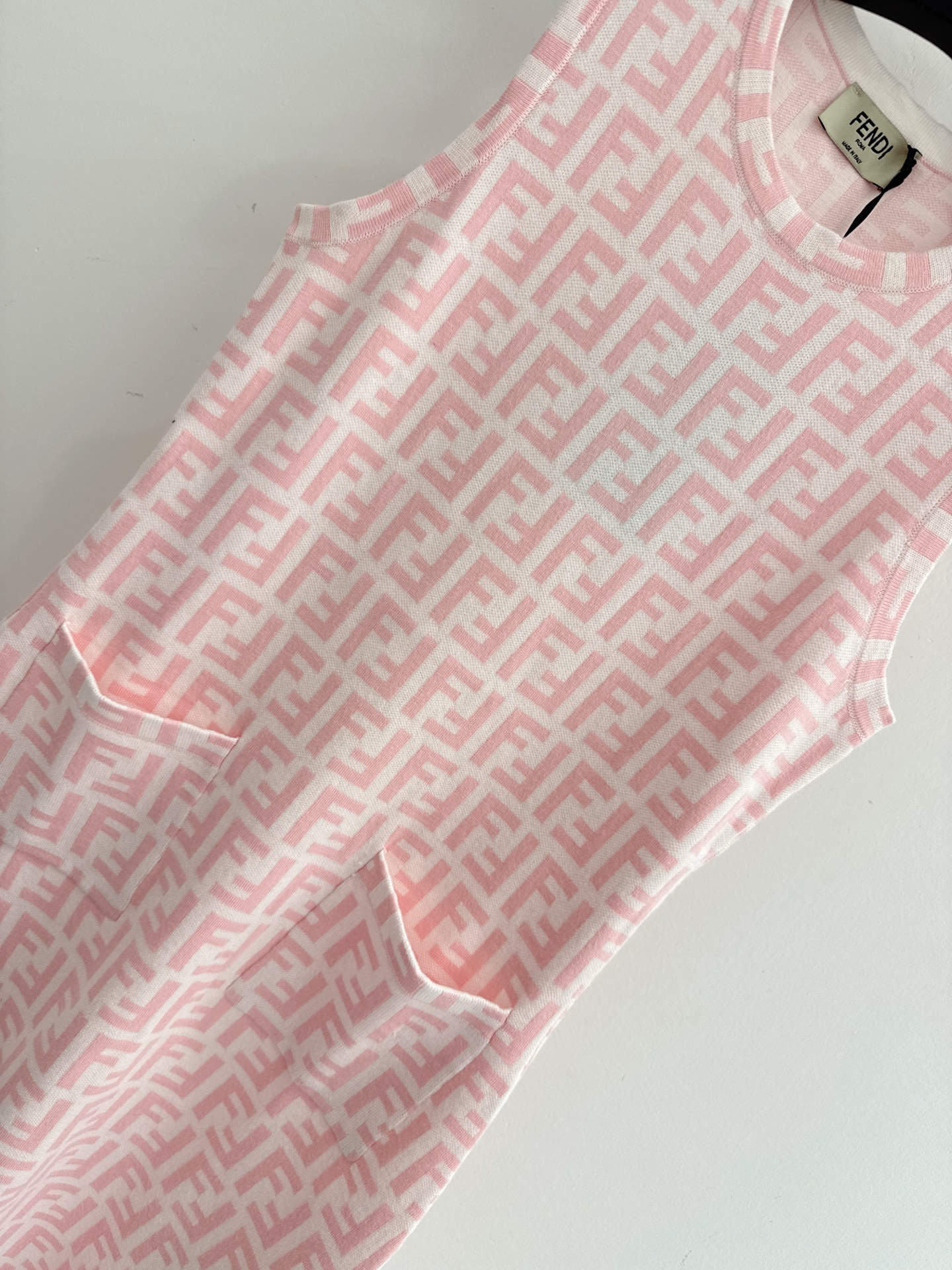 Fendi F家粉芬迪26春夏新款，F满印无袖针织连衣裙，收腰口袋，轻奢风