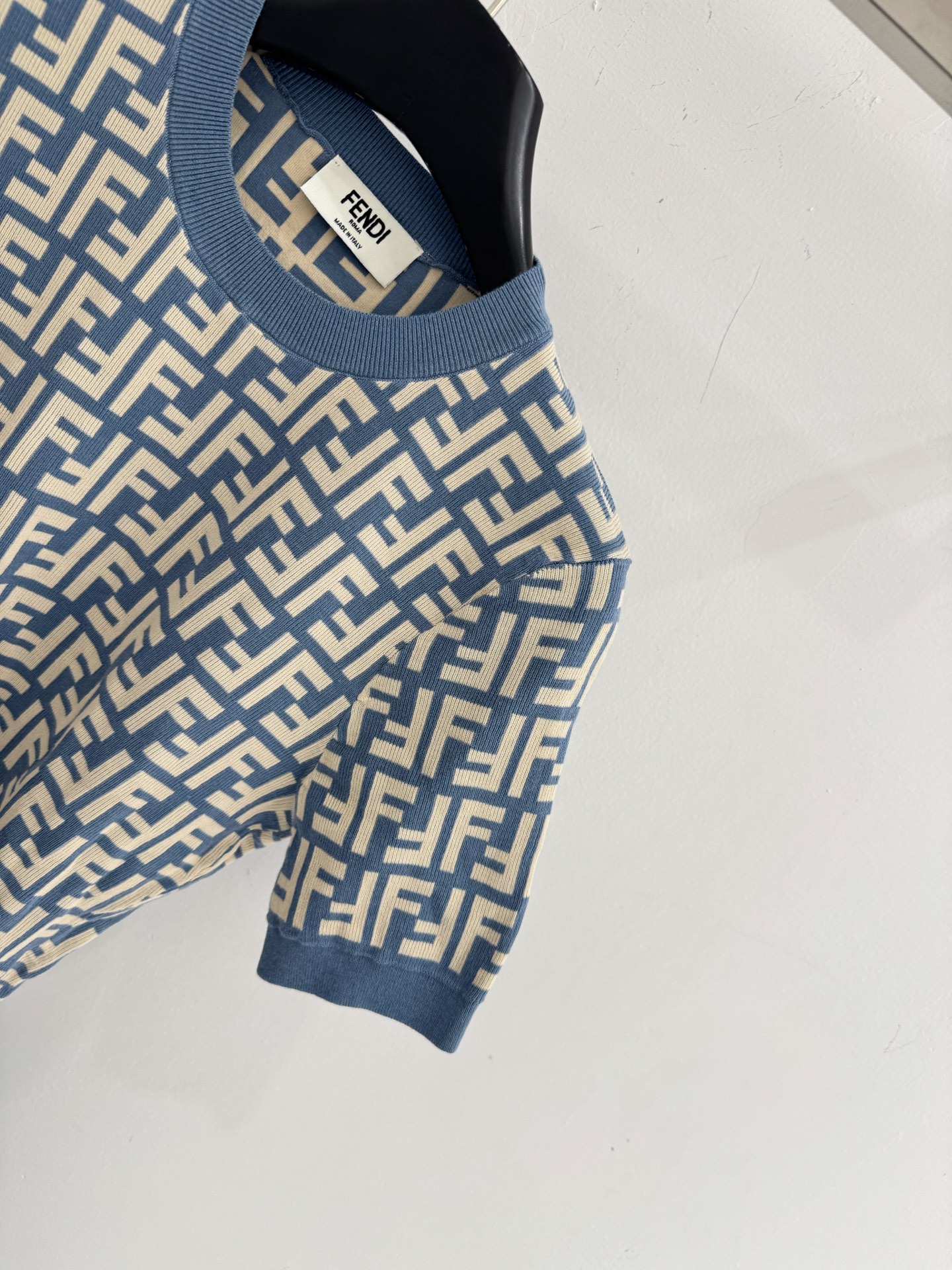 Fendi 双F满印无袖针织包臀裙，修身显瘦，轻奢