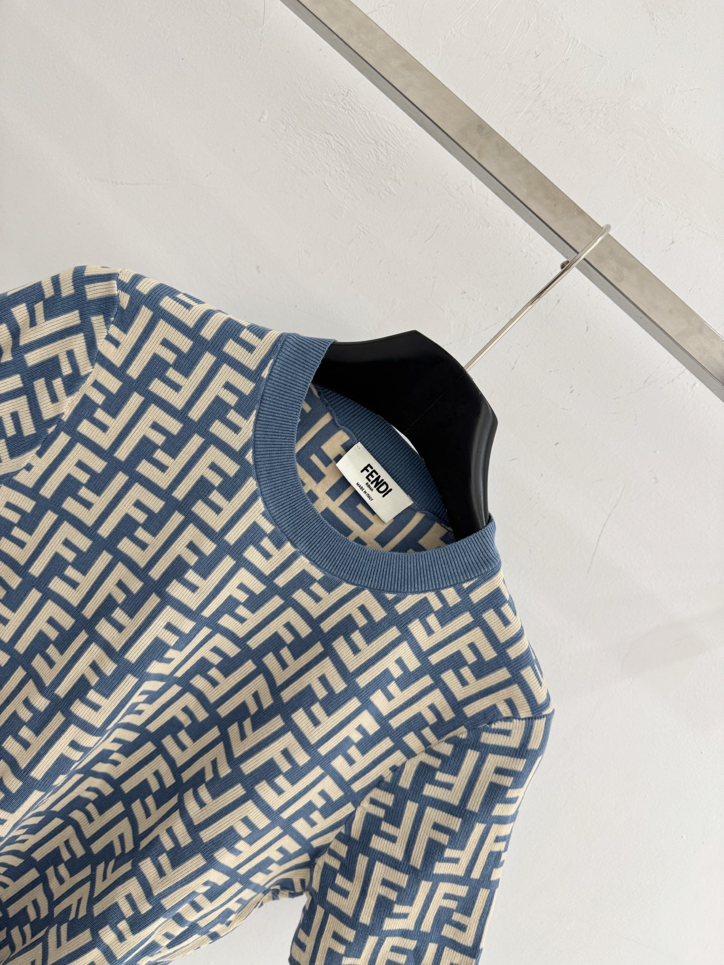 Fendi 双F满印无袖针织包臀裙，修身显瘦，轻奢