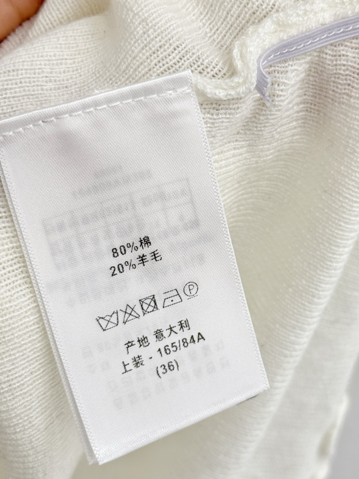 Unknown 三色小蜜蜂刺绣针织T恤，V领贝壳扣，修身显瘦打底衫