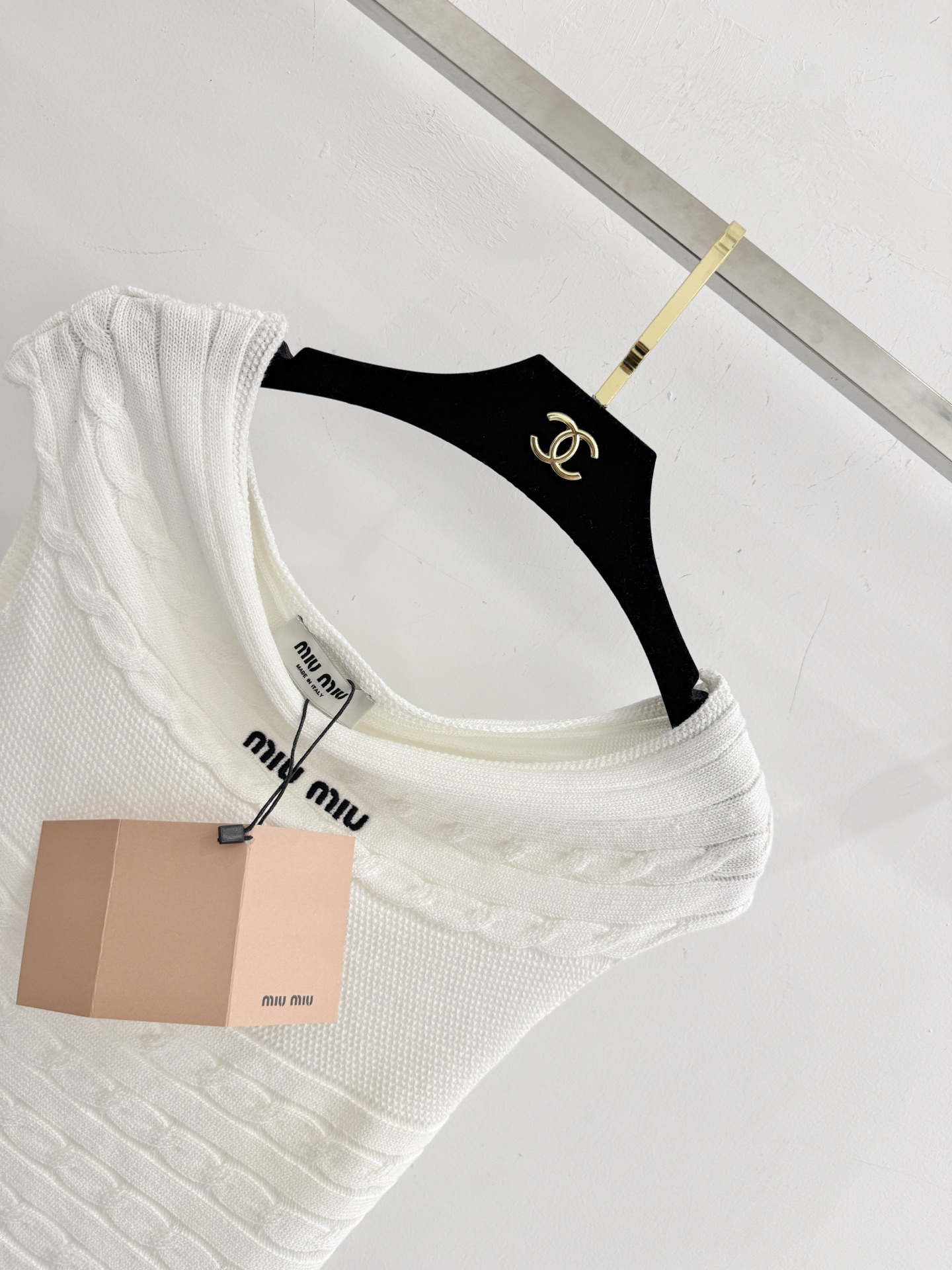 Chanel 一字肩针织上衣，黑白双色，麻花纹理，简约高级