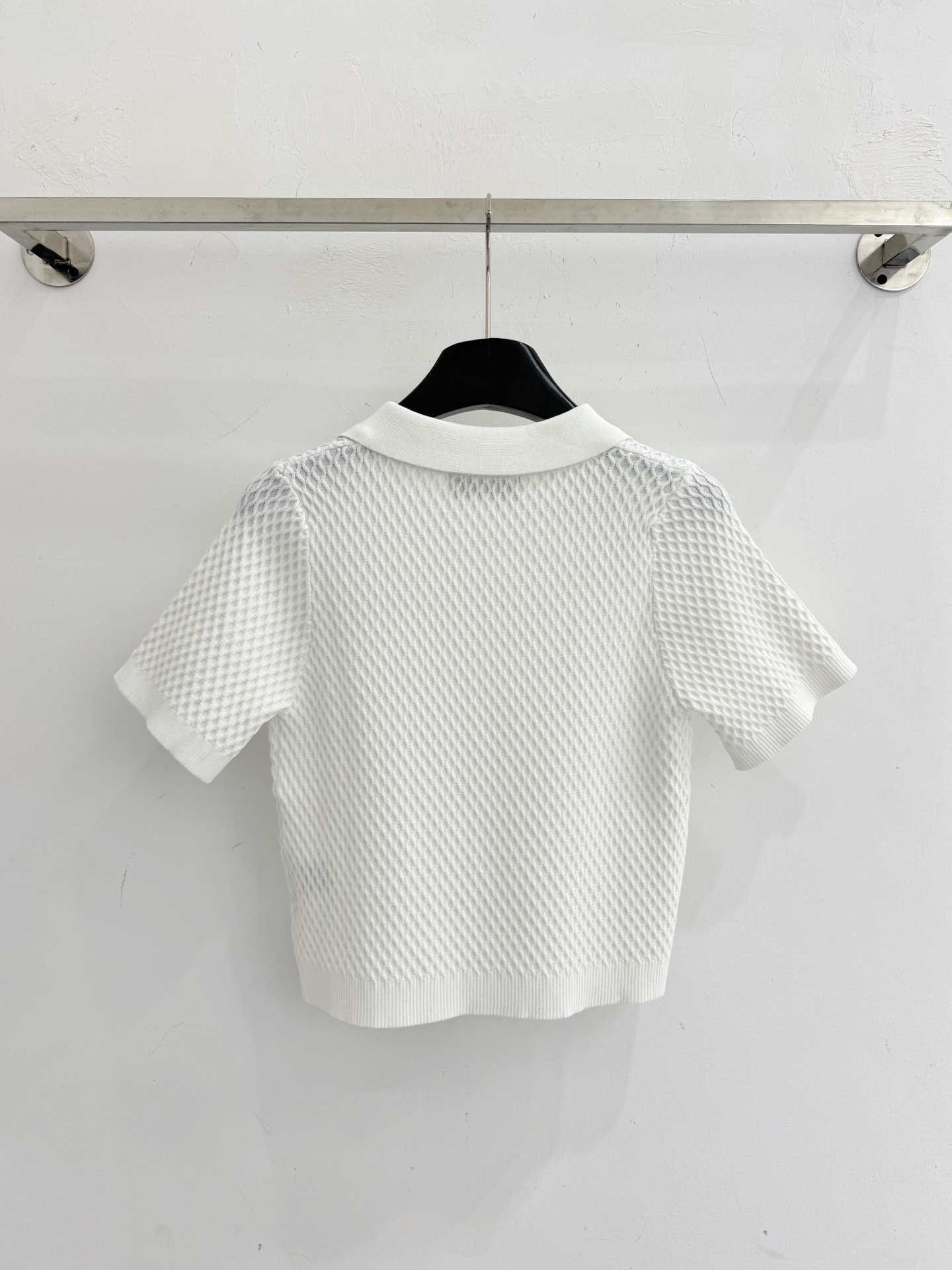 Chanel 菱格纹Polo针织衫，白藏青双色，简约