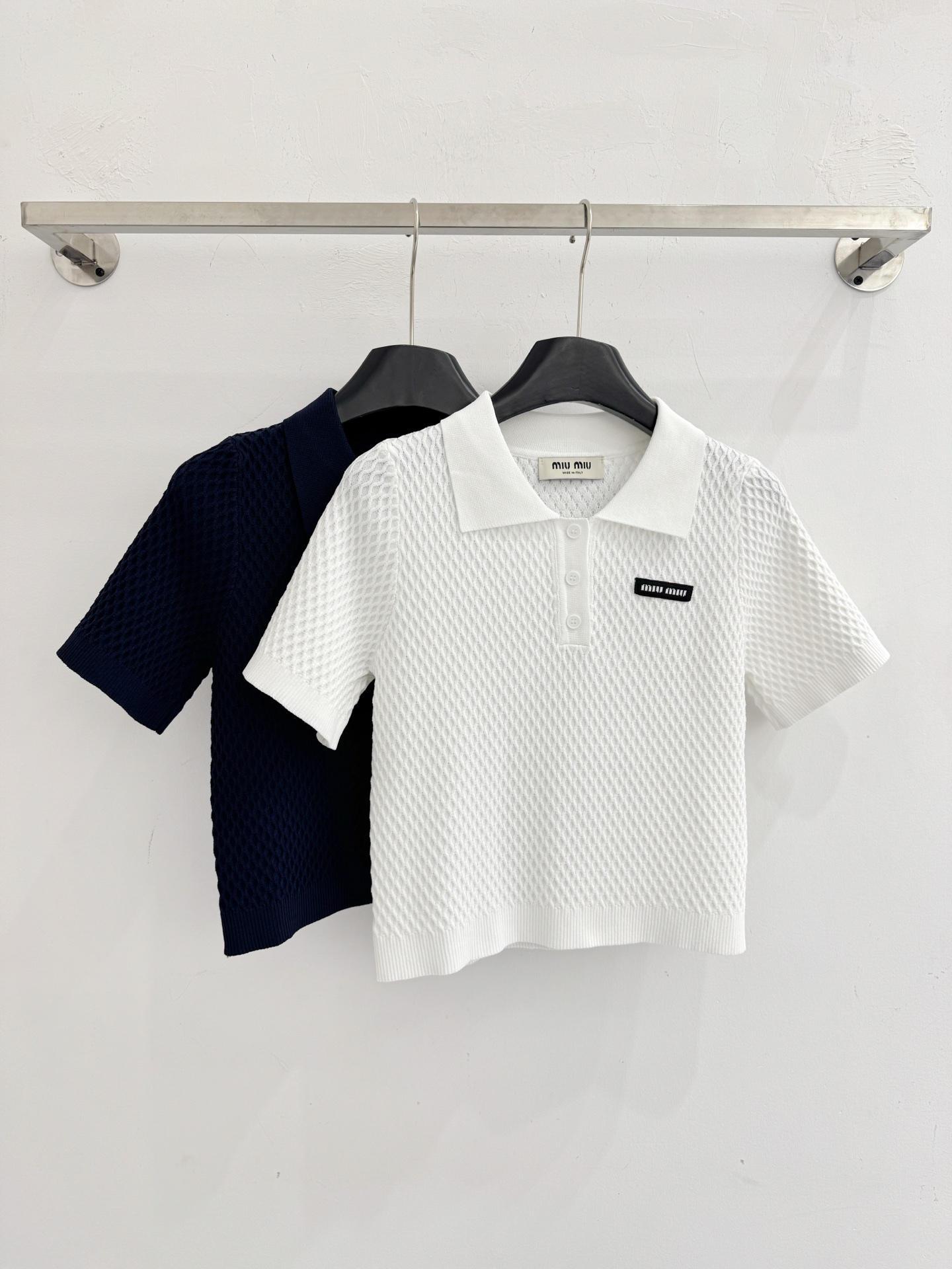 Chanel 菱格纹Polo针织衫，白藏青双色，简约