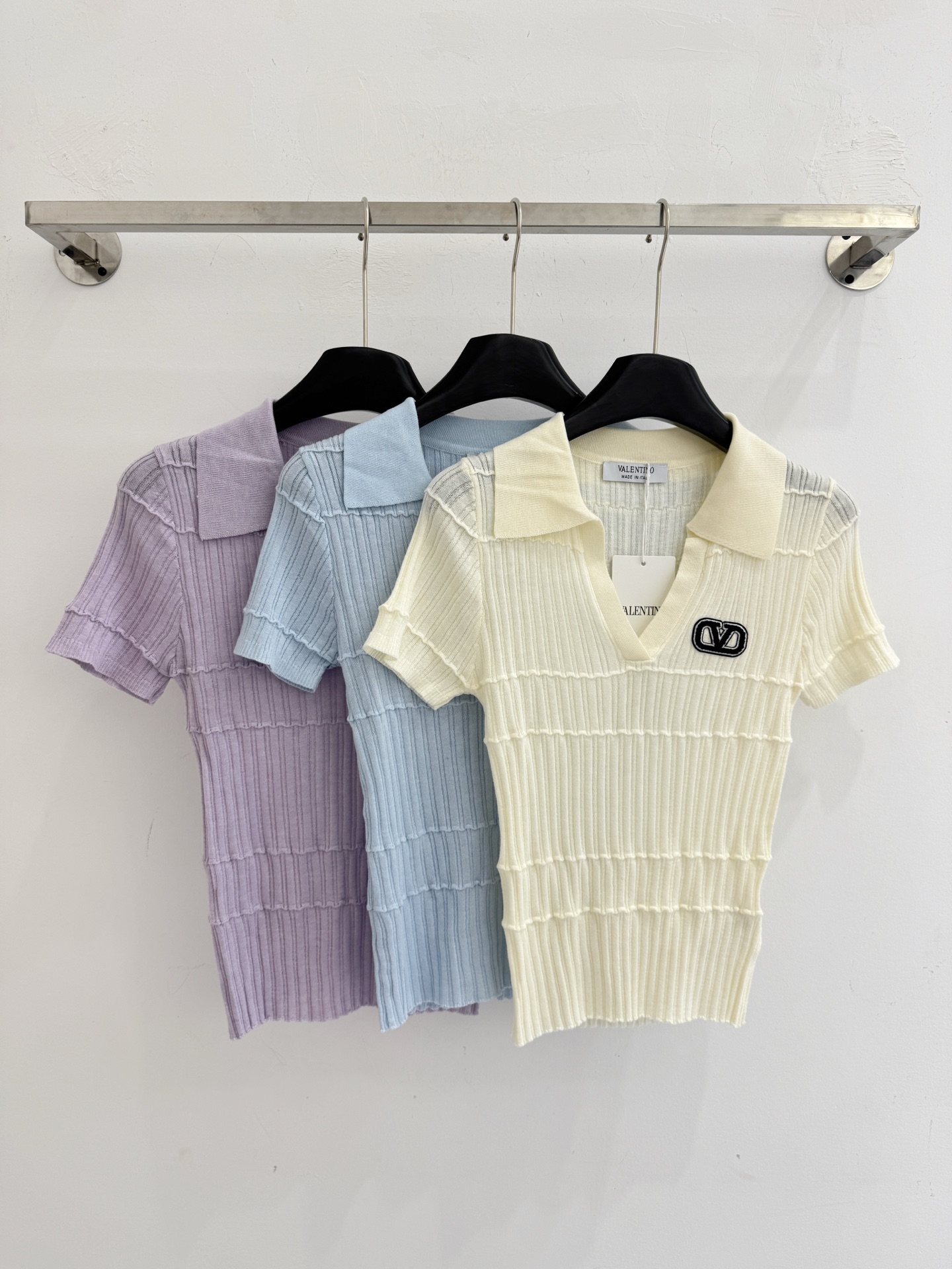 Valentino V标坑条针织Polo衫，三色可选，修身显瘦，气质优雅
