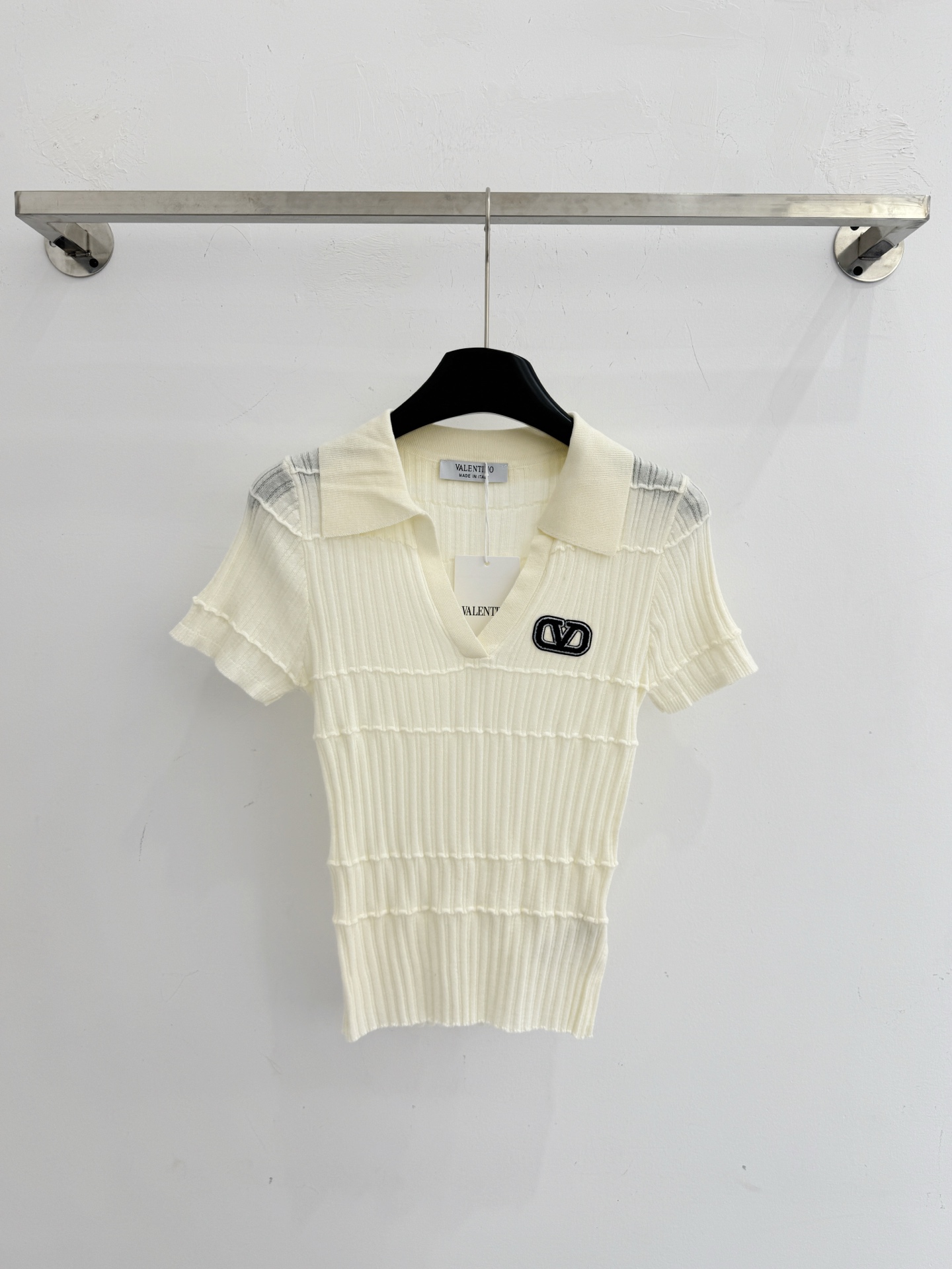 Valentino V标坑条针织Polo衫，三色可选，修身显瘦，气质优雅