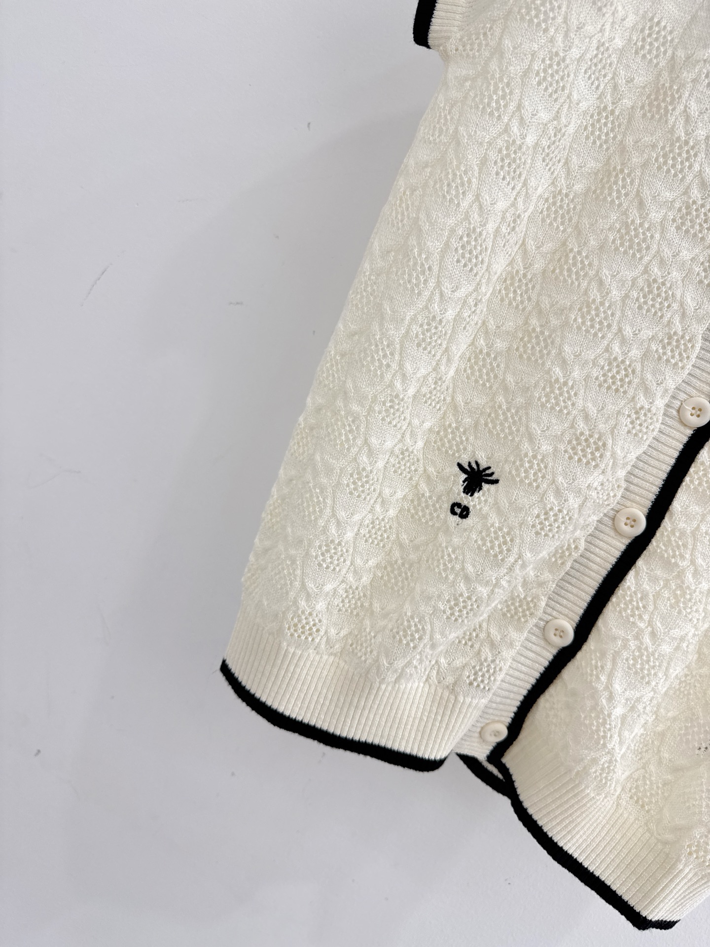 Chanel 法式镂空针织开衫，三色可选，蜜蜂刺绣，温柔百搭