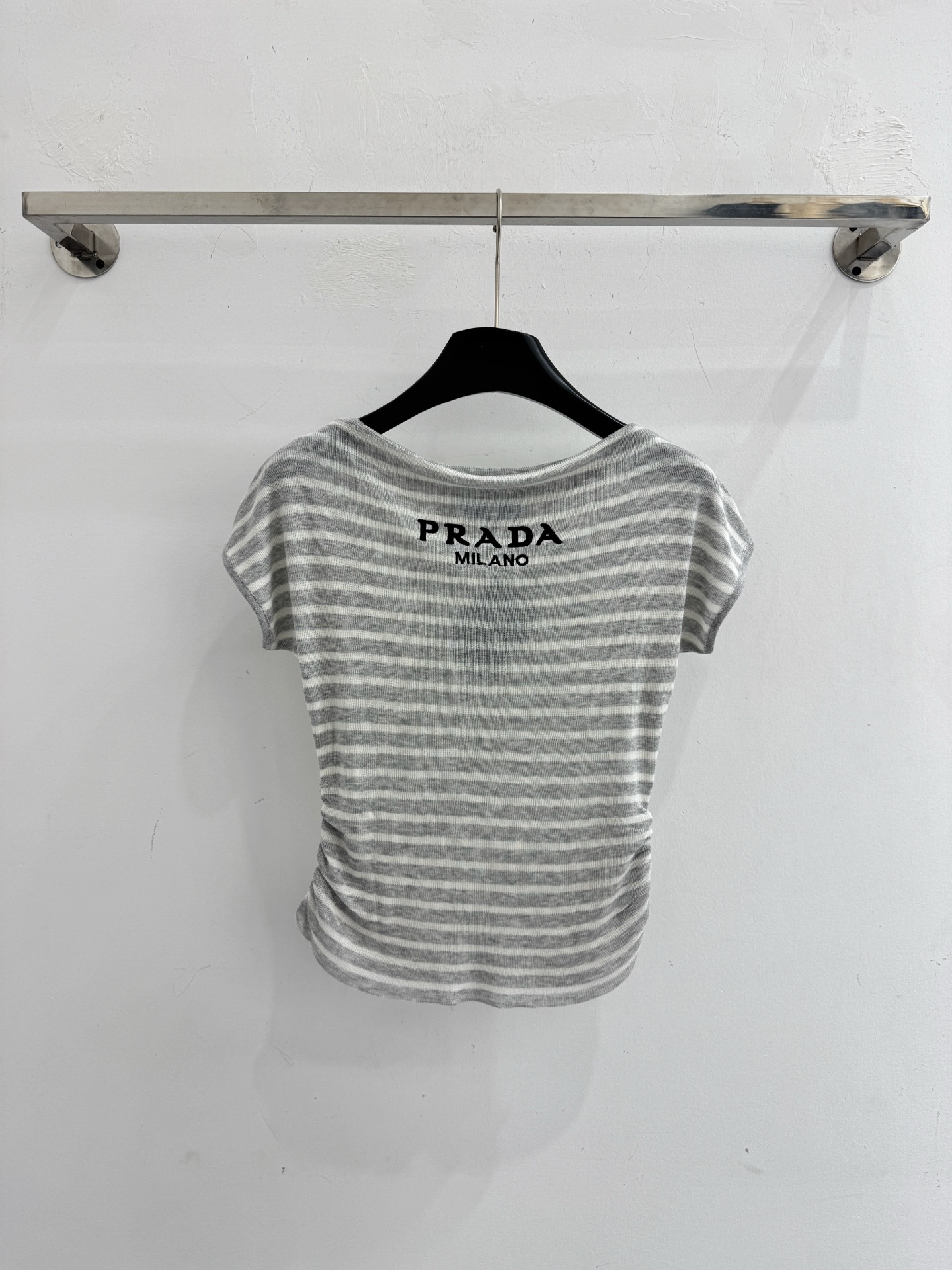 Prada 普家26春夏新款，灰、蓝两色条纹针织短袖，一字领露背，侧边抽褶显瘦
