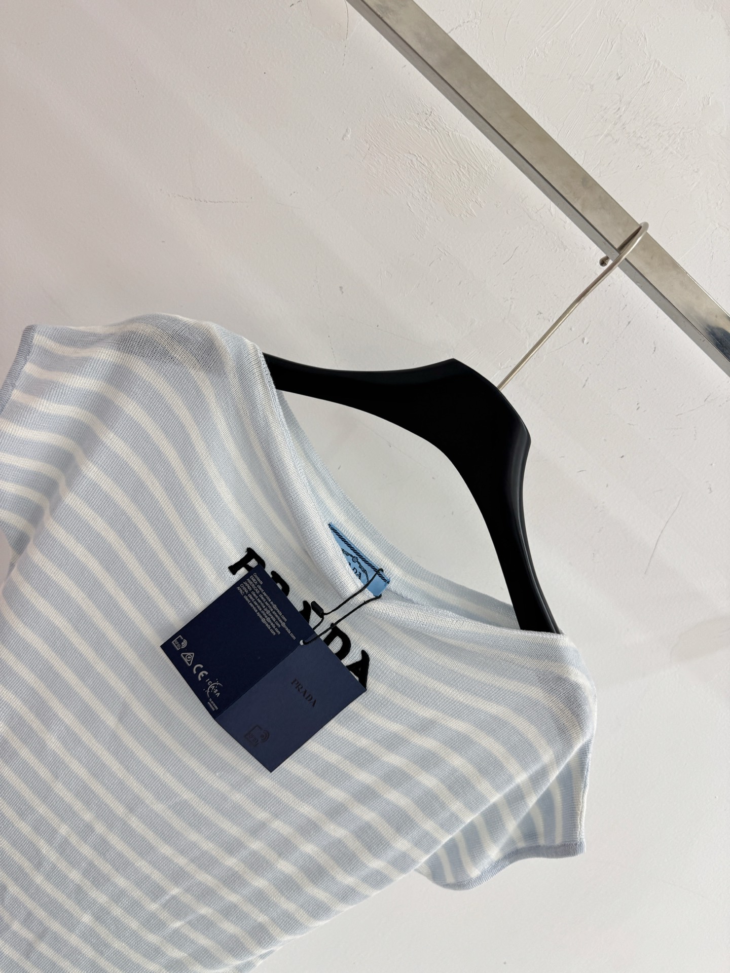 Prada 普家26春夏新款，灰、蓝两色条纹针织短袖，一字领露背，侧边抽褶显瘦