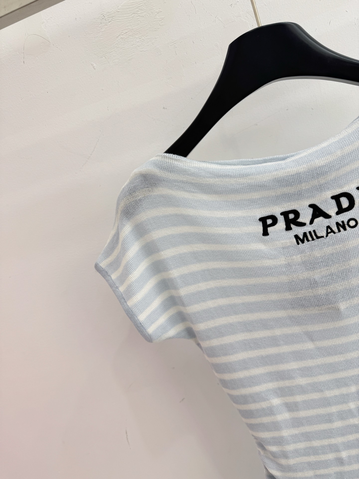 Prada 普家26春夏新款，灰、蓝两色条纹针织短袖，一字领露背，侧边抽褶显瘦