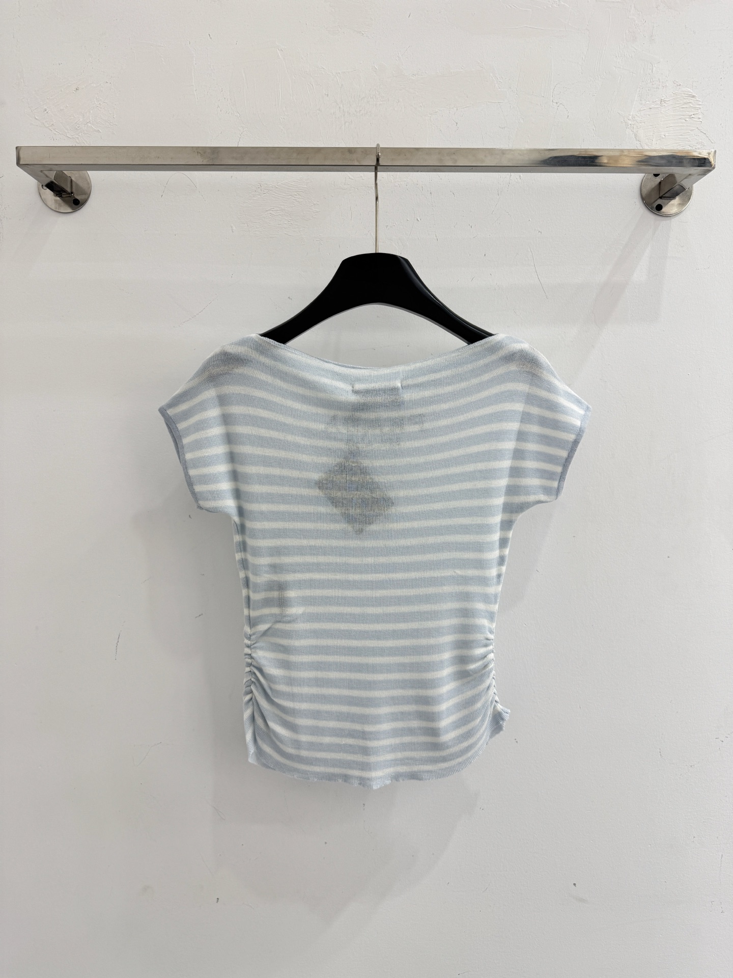 Prada 普家26春夏新款，灰、蓝两色条纹针织短袖，一字领露背，侧边抽褶显瘦