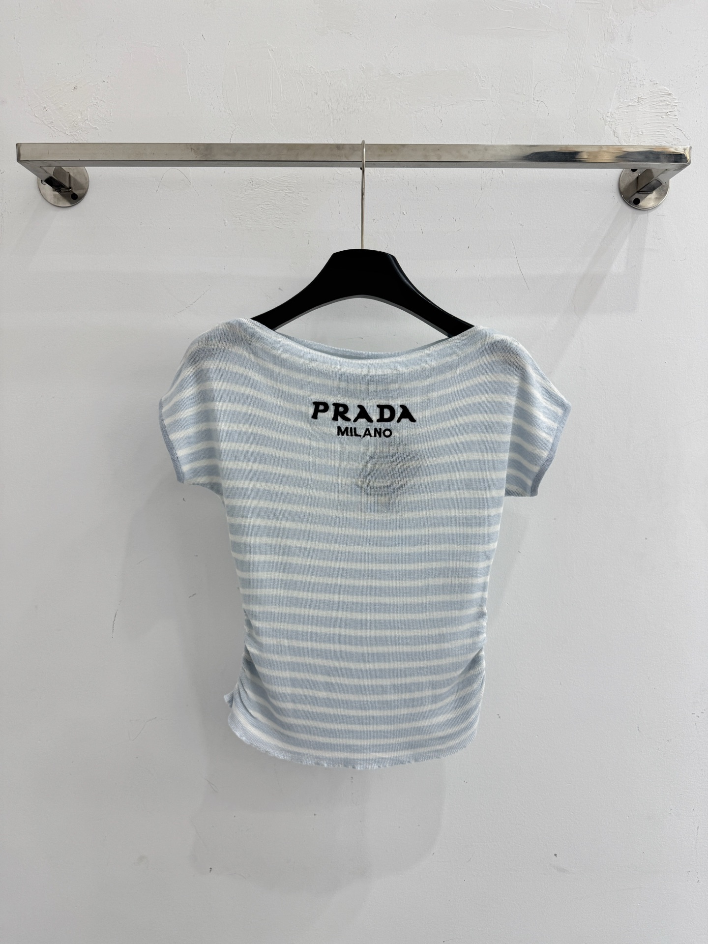 Prada 普家26春夏新款，灰、蓝两色条纹针织短袖，一字领露背，侧边抽褶显瘦
