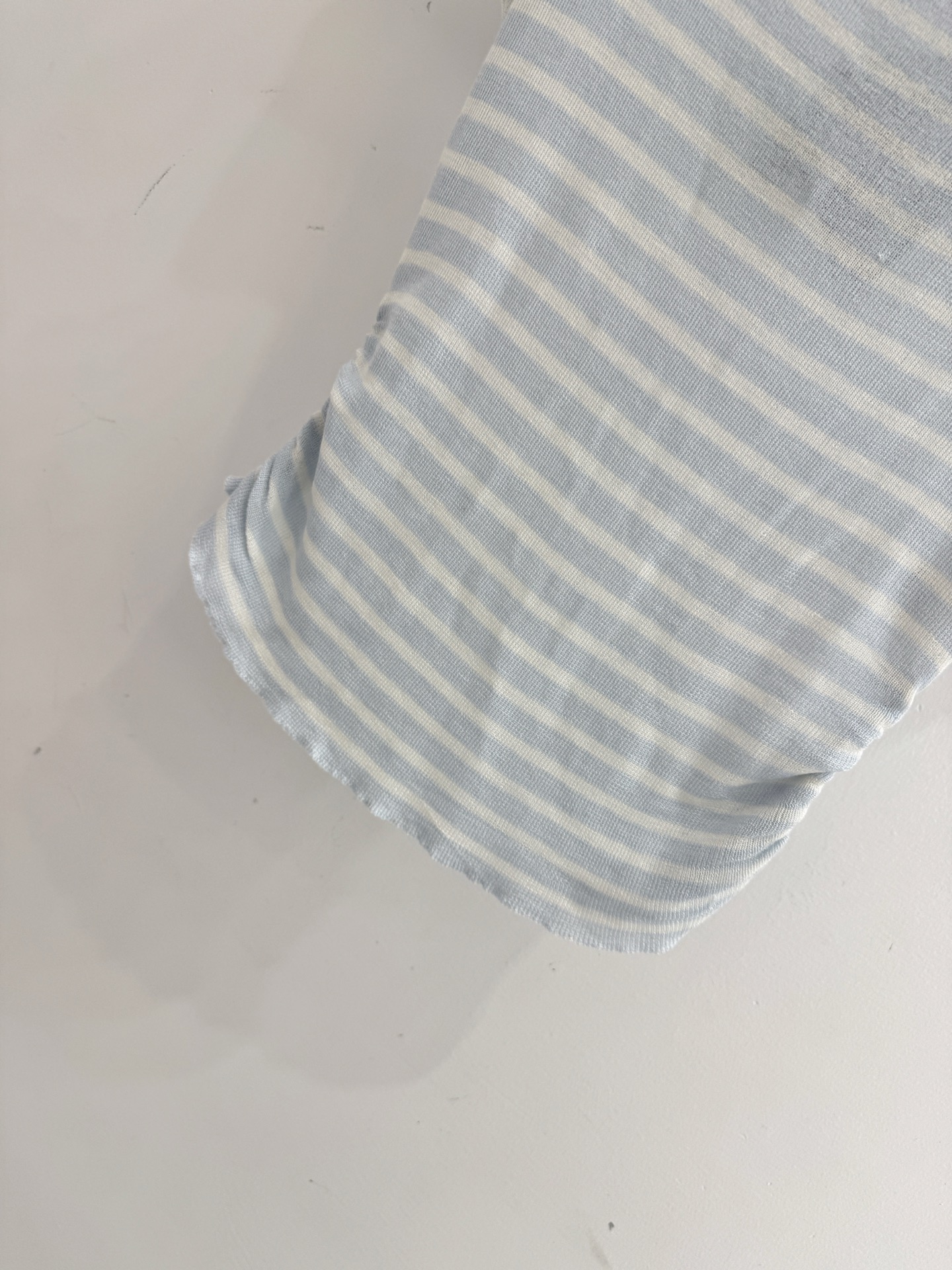 Prada 普家26春夏新款，灰、蓝两色条纹针织短袖，一字领露背，侧边抽褶显瘦