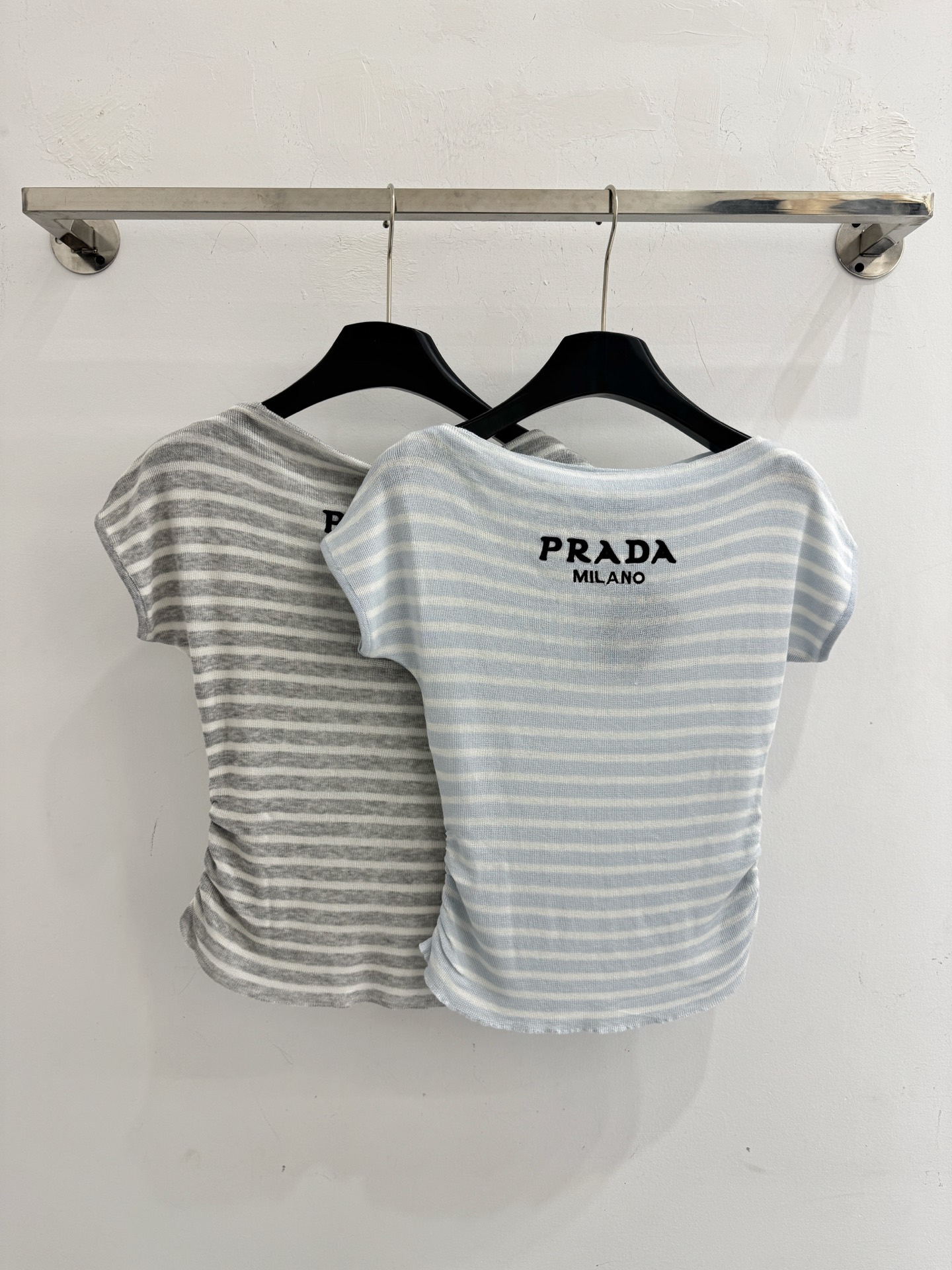 Prada 普家26春夏新款，灰、蓝两色条纹针织短袖，一字领露背，侧边抽褶显瘦