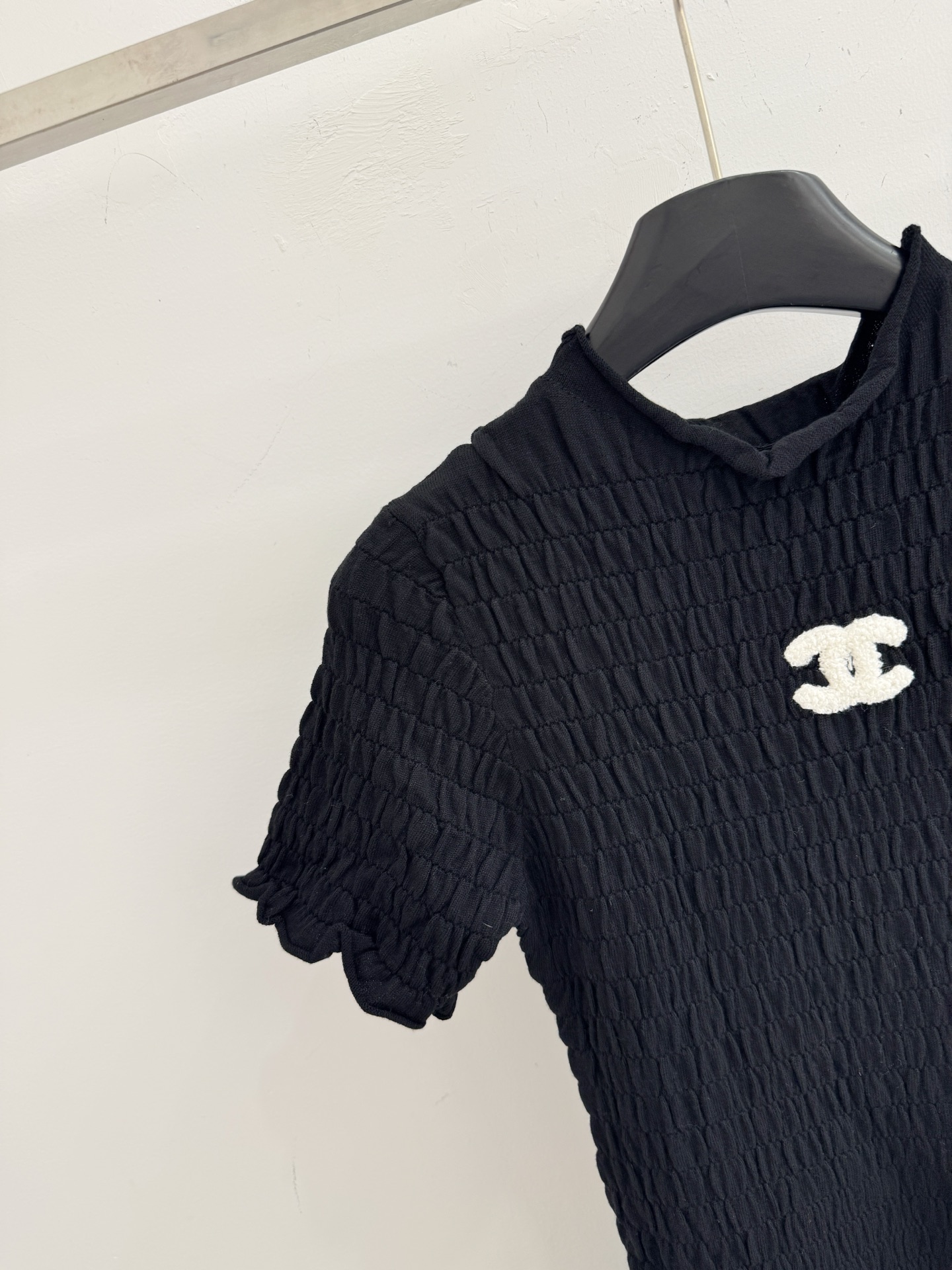 Chrome Hearts CH26春夏新款，香奈儿黑色褶皱收腰上衣，双C标点缀，荷叶摆设计，甜酷