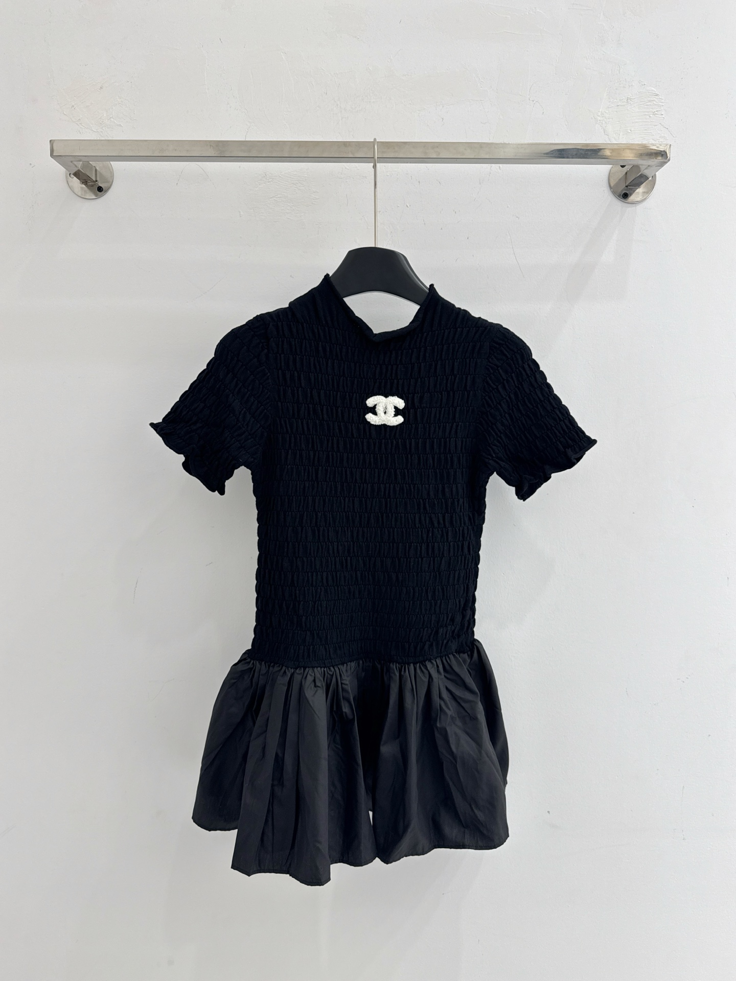 Chrome Hearts CH26春夏新款，香奈儿黑色褶皱收腰上衣，双C标点缀，荷叶摆设计，甜酷