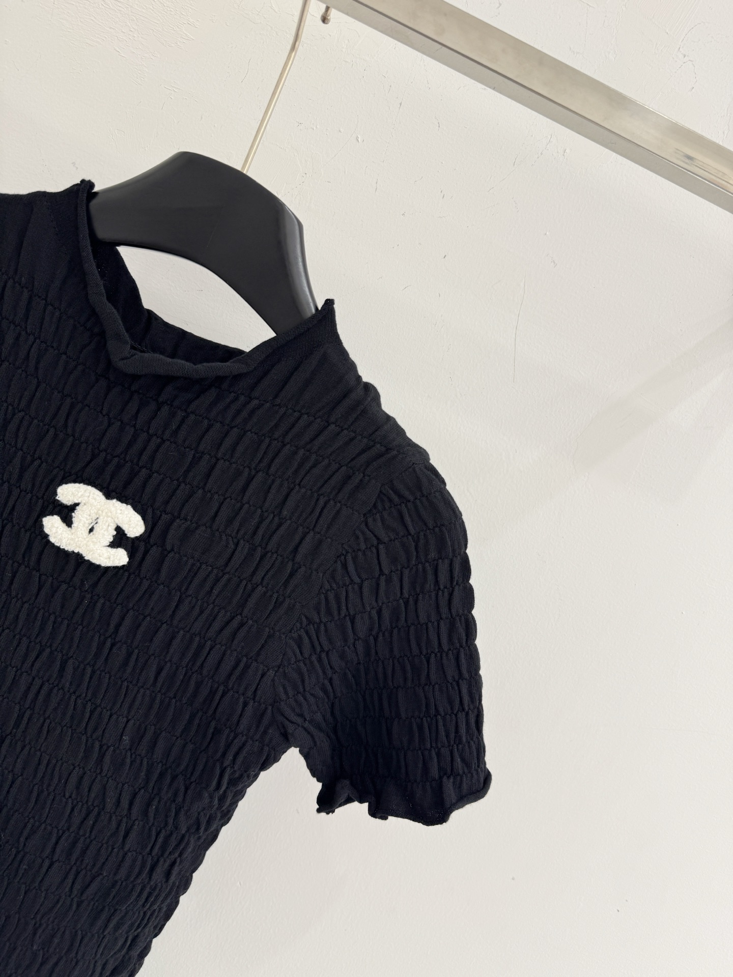 Chrome Hearts CH26春夏新款，香奈儿黑色褶皱收腰上衣，双C标点缀，荷叶摆设计，甜酷