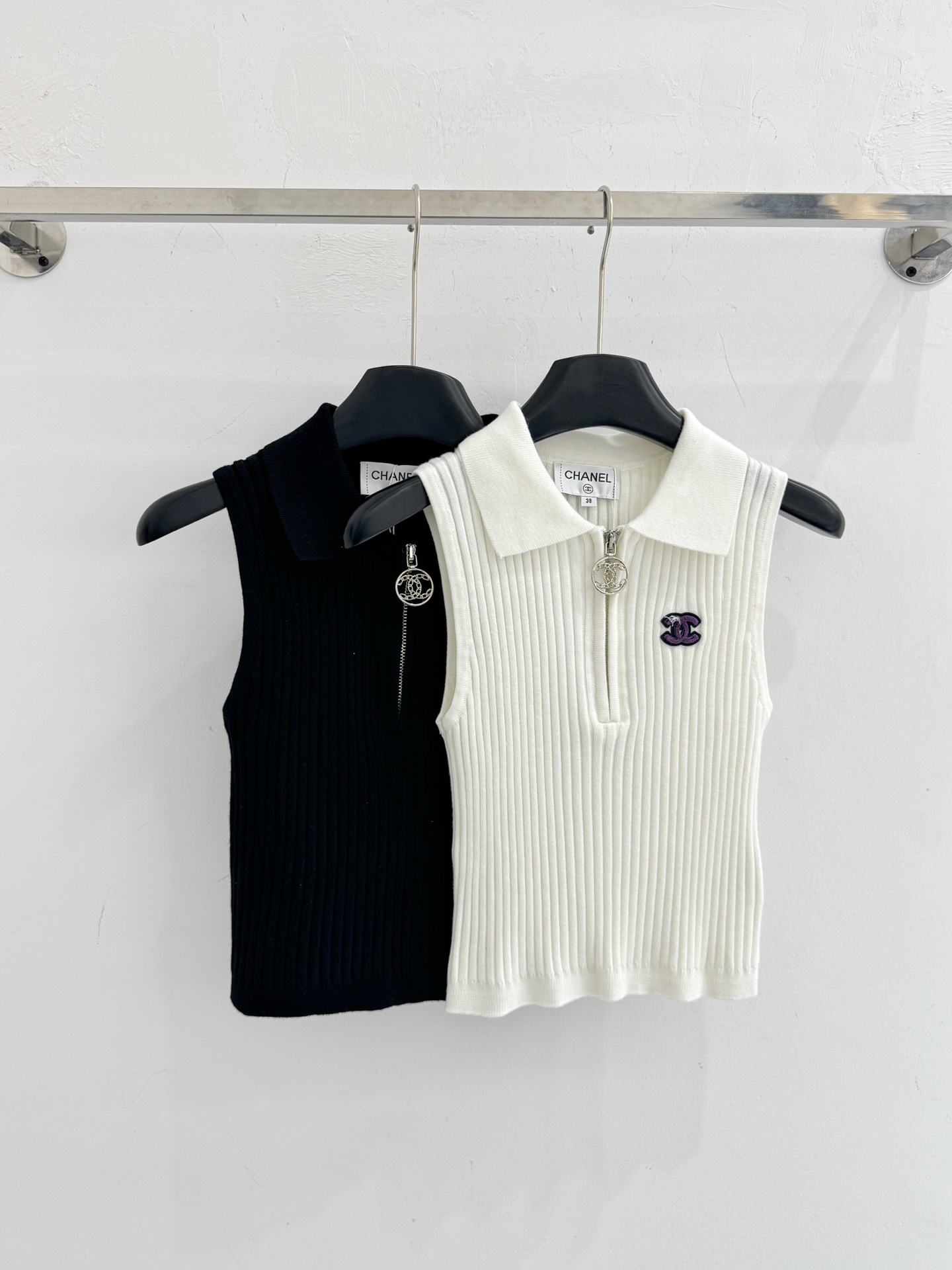 Chrome Hearts 黑白两色坑条无袖针织衫，拉链Polo领，双C标