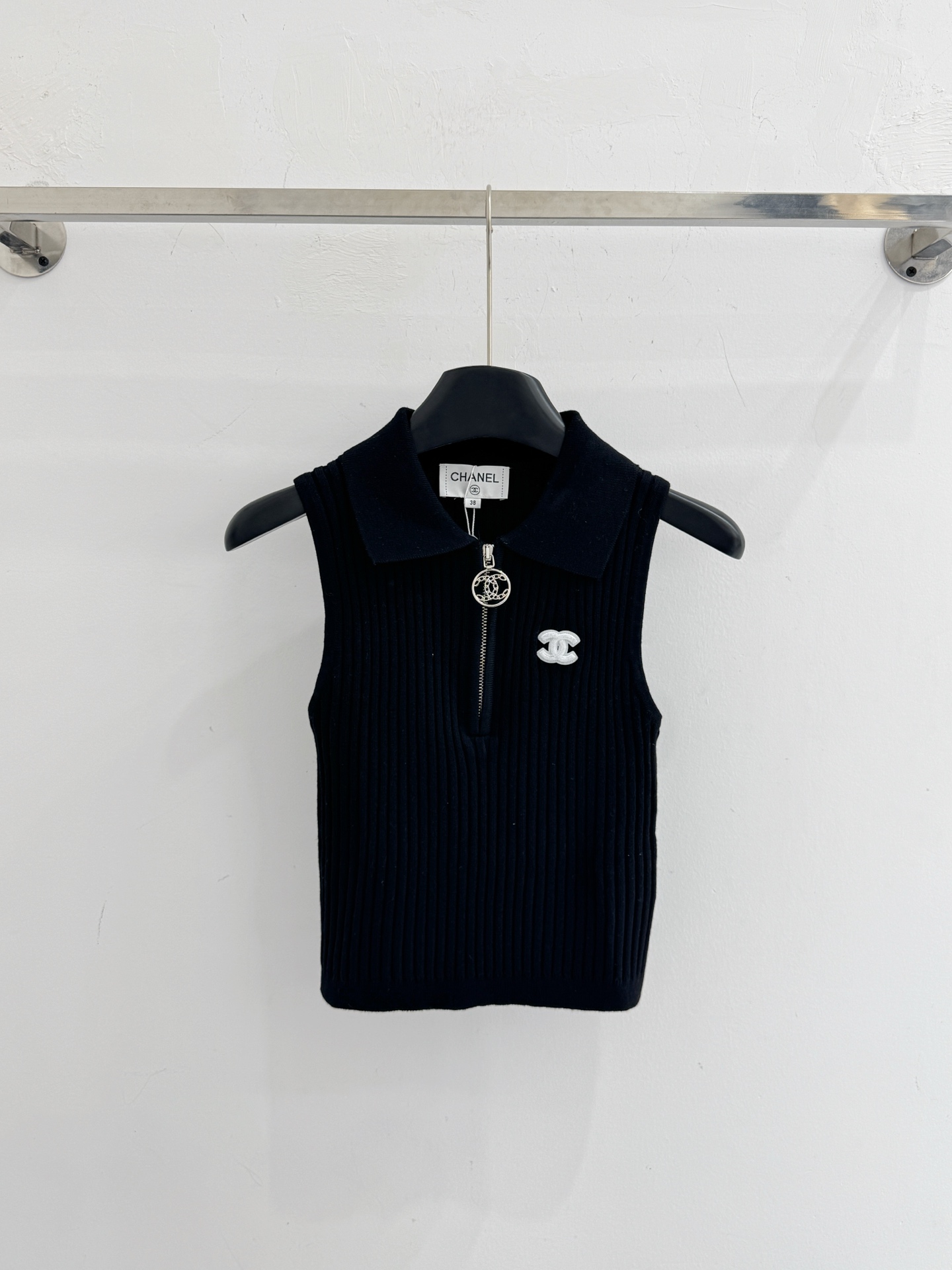 Chrome Hearts 黑白两色坑条无袖针织衫，拉链Polo领，双C标
