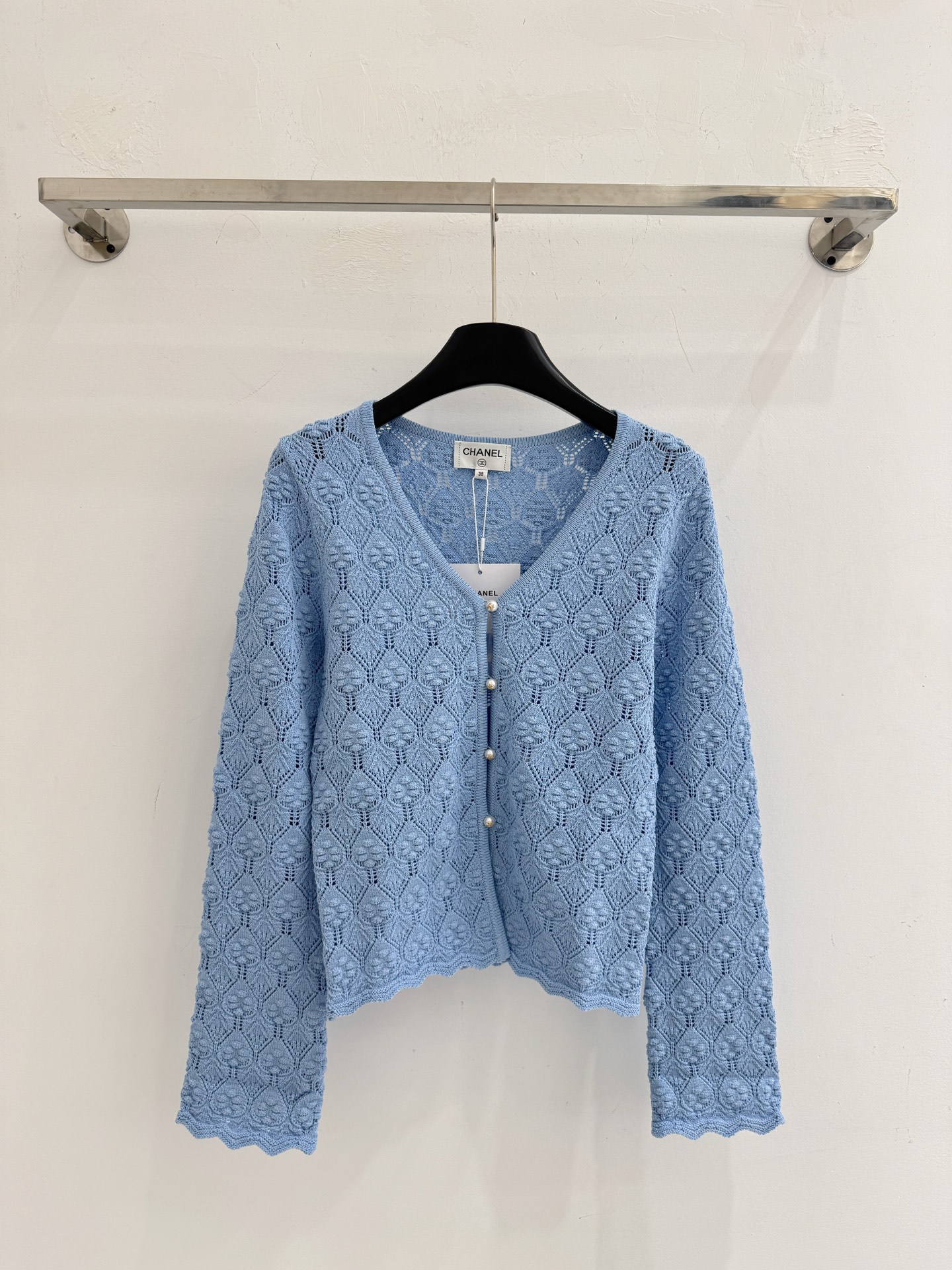 Chrome Hearts 蓝白两色镂空钩花针织开衫，V领珍珠扣，温柔