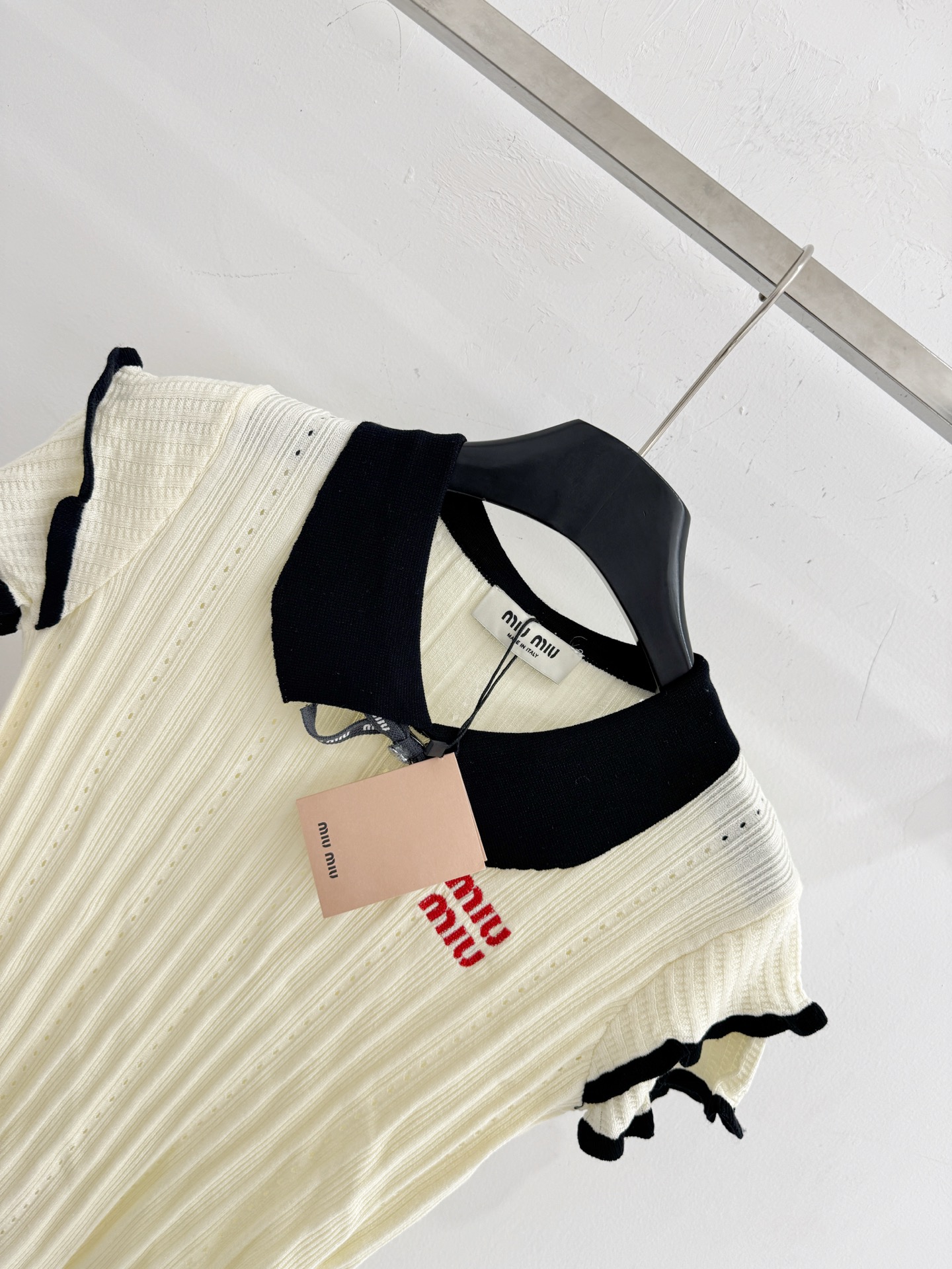 Miu Miu 灰、米白两色坑条针织Polo衫，娃娃领木耳边，甜妹风