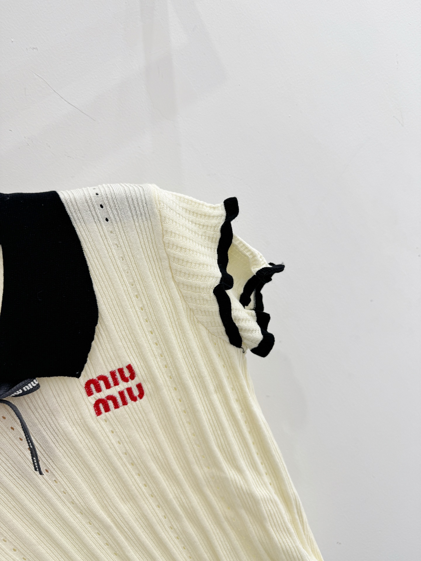 Miu Miu 灰、米白两色坑条针织Polo衫，娃娃领木耳边，甜妹风
