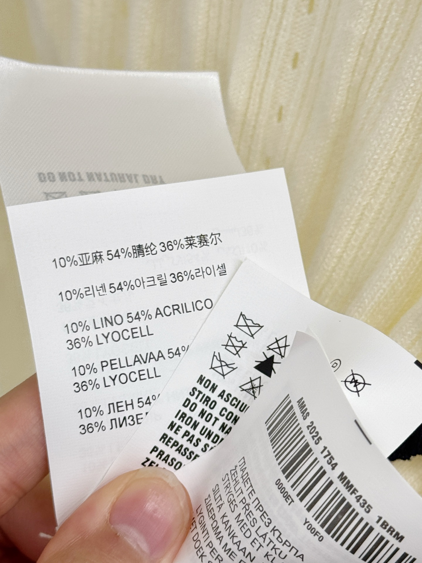 Miu Miu 灰、米白两色坑条针织Polo衫，娃娃领木耳边，甜妹风