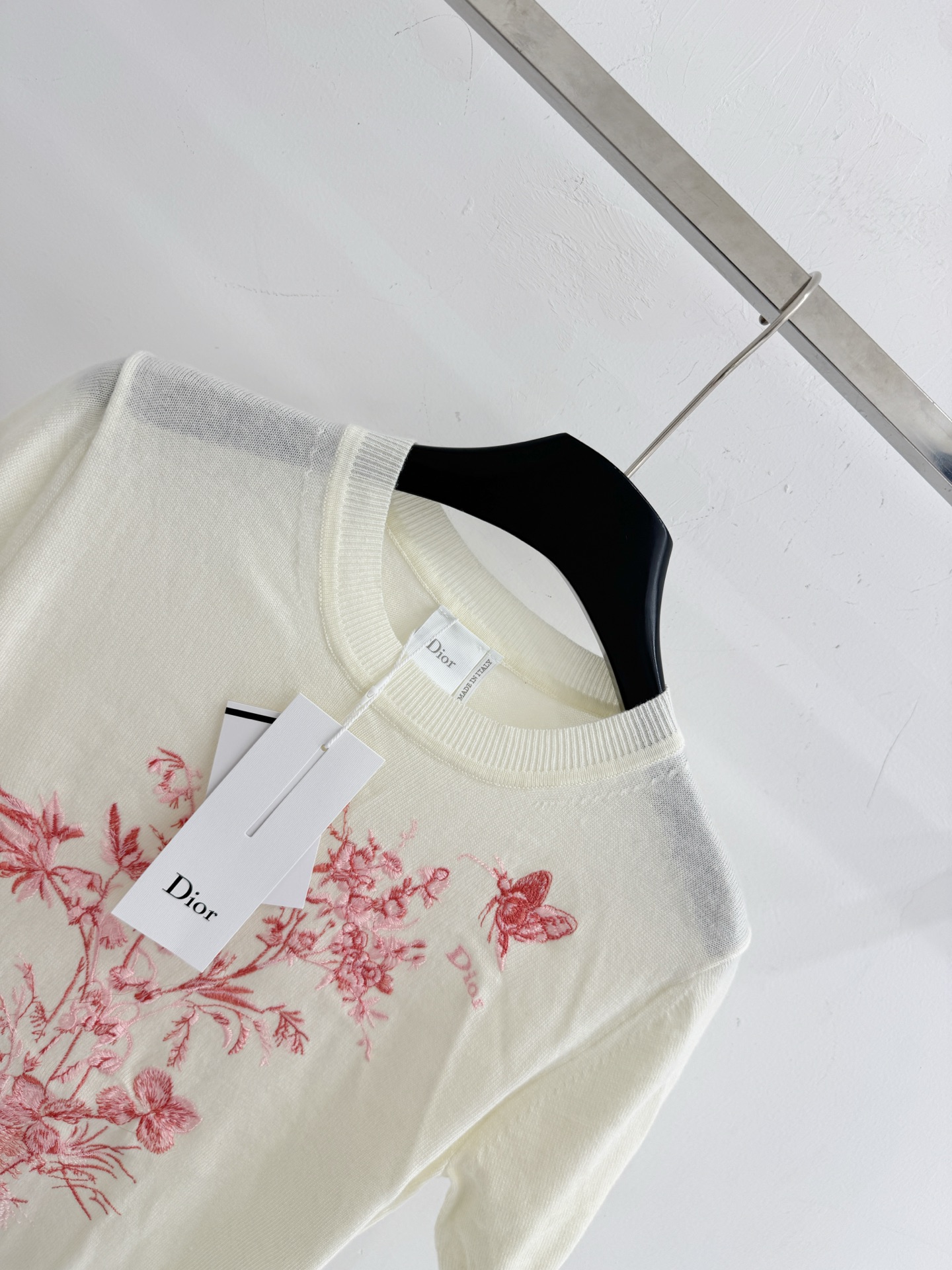 Unknown 米白针织短袖，红调花卉蝴蝶提花，温柔雅致