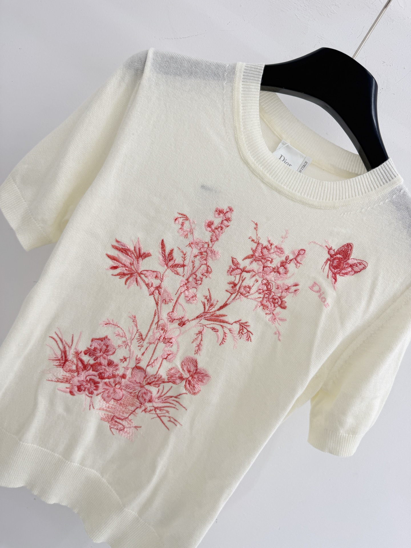 Unknown 米白针织短袖，红调花卉蝴蝶提花，温柔雅致