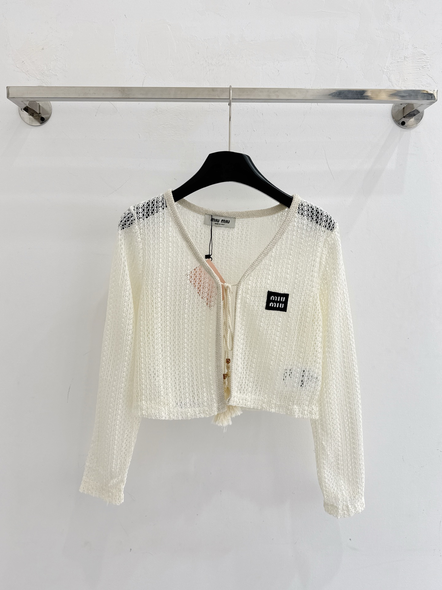 Chanel 家26春夏新款，短款V领镂空开衫，logo刺绣显气质温柔风米白针织罩衫