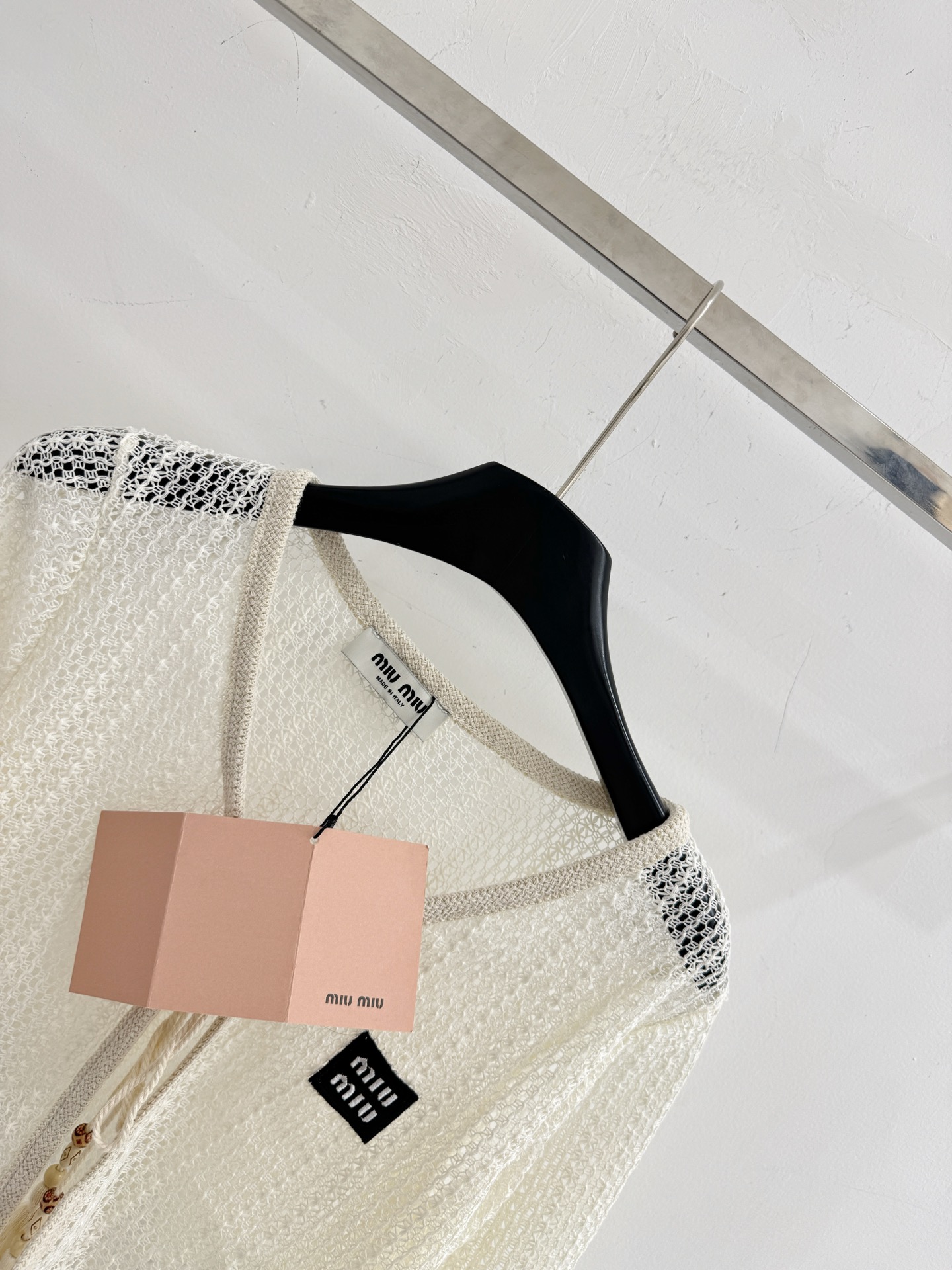 Chanel 家26春夏新款，短款V领镂空开衫，logo刺绣显气质温柔风米白针织罩衫
