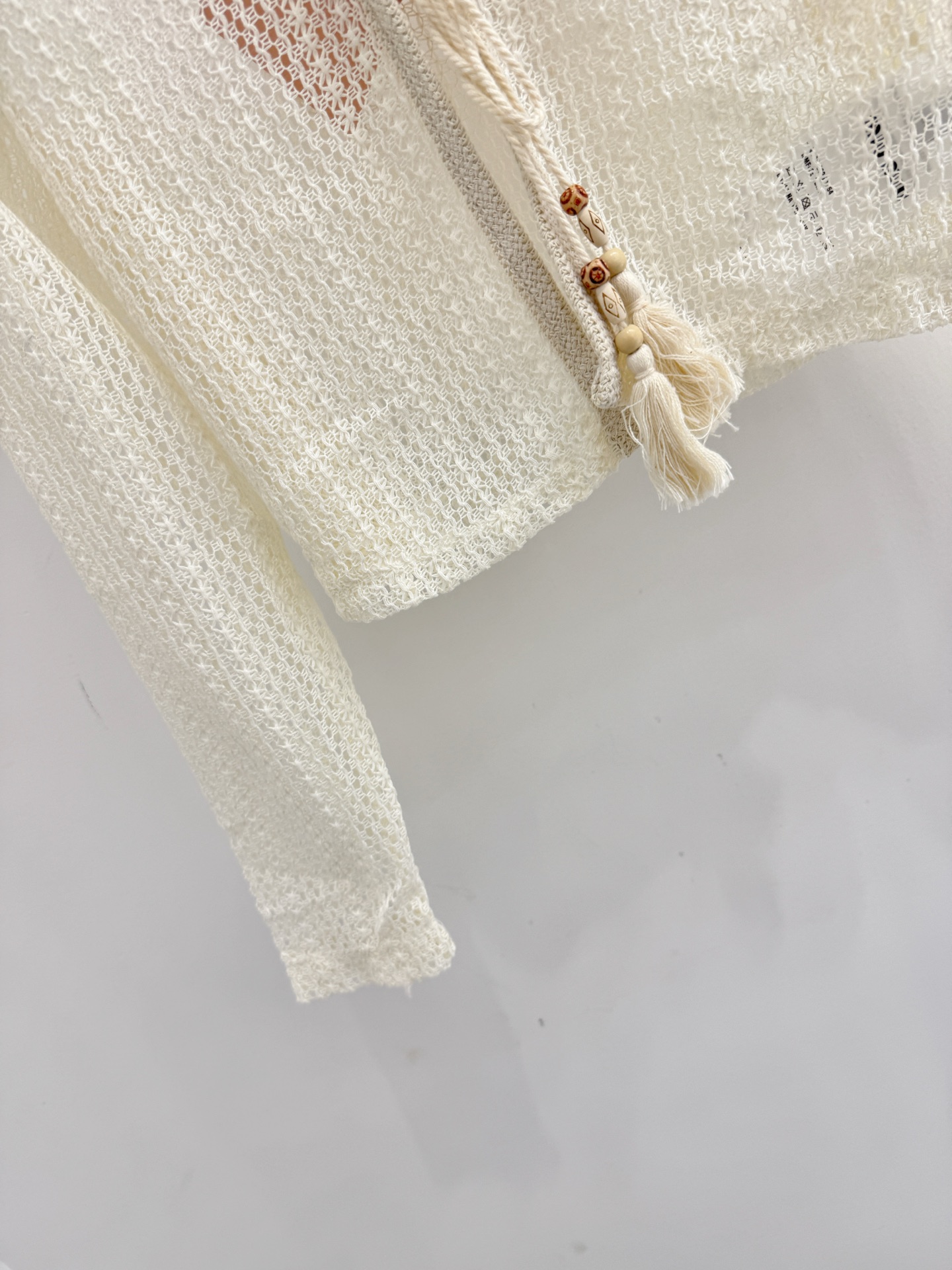 Chanel 家26春夏新款，短款V领镂空开衫，logo刺绣显气质温柔风米白针织罩衫