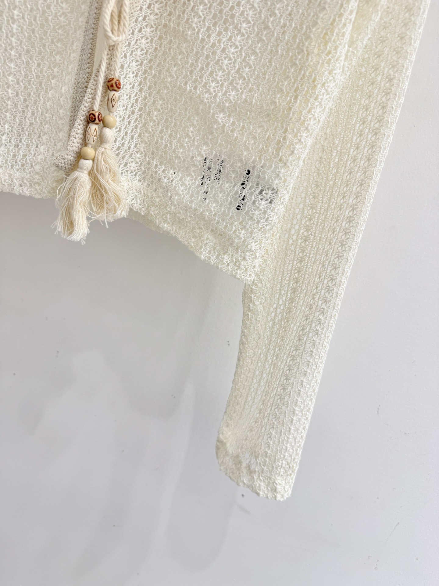 Chanel 家26春夏新款，短款V领镂空开衫，logo刺绣显气质温柔风米白针织罩衫