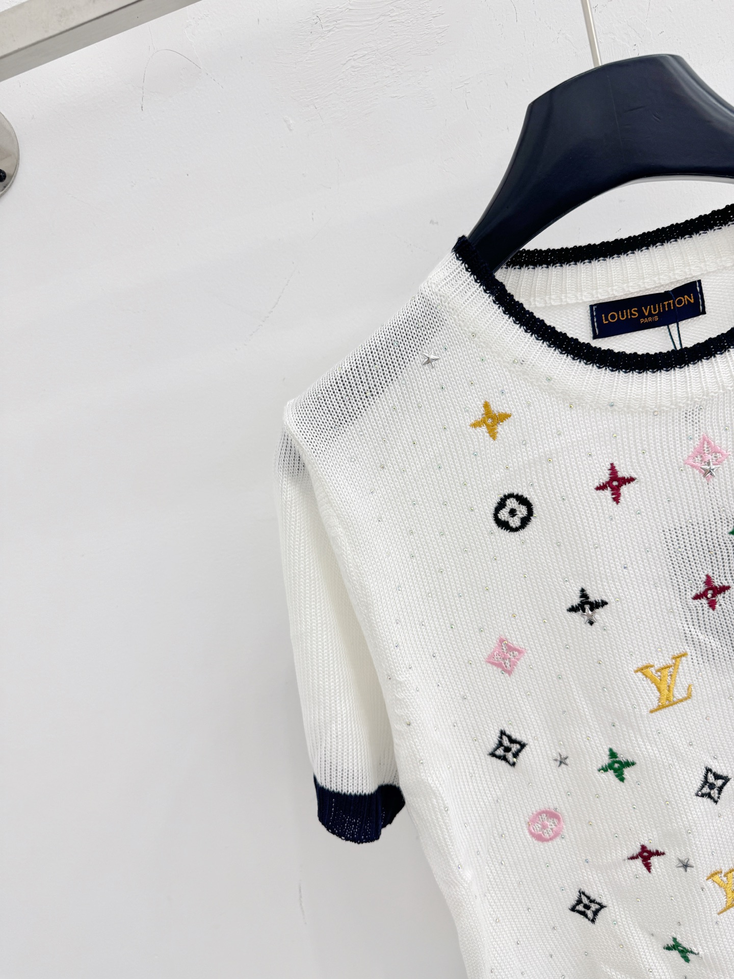 Chanel 彩色老花刺绣烫钻短袖针织衫，轻奢气质百搭上衣