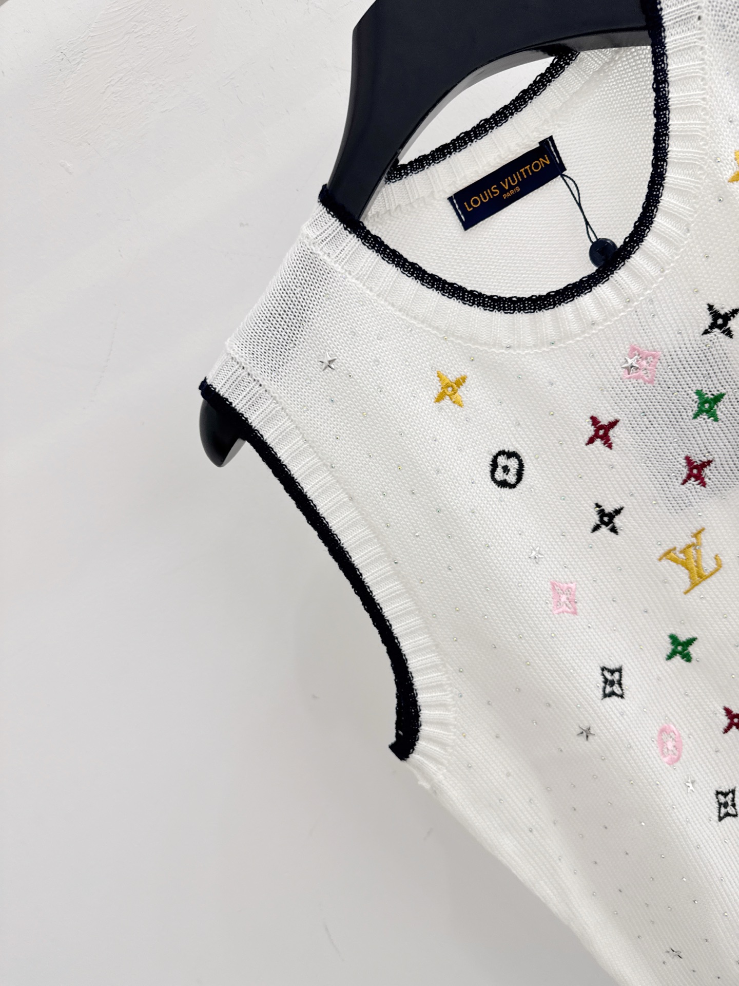 Chanel 彩色老花刺绣烫钻背心，轻奢气质百搭上衣
