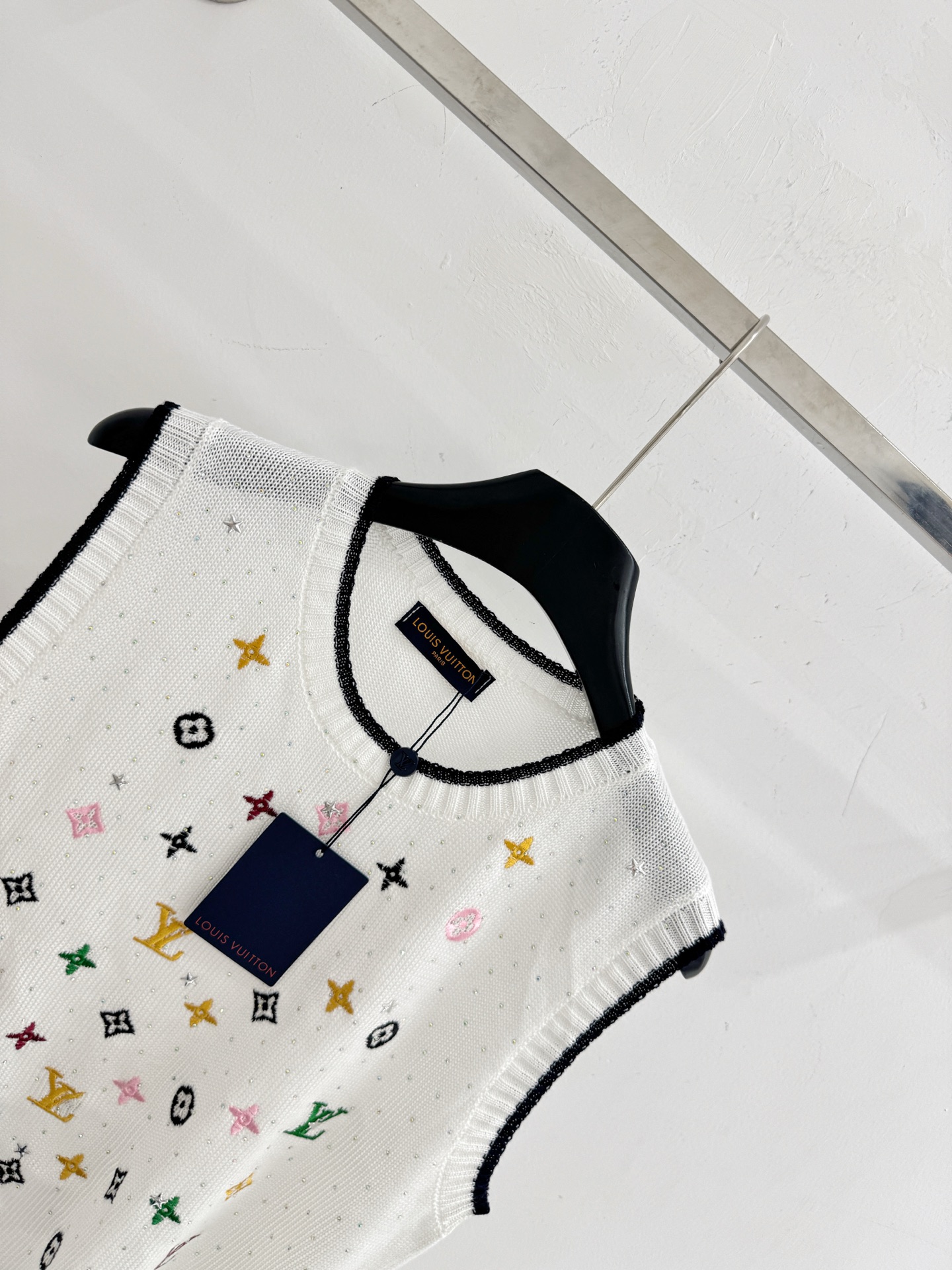 Chanel 彩色老花刺绣烫钻背心，轻奢气质百搭上衣