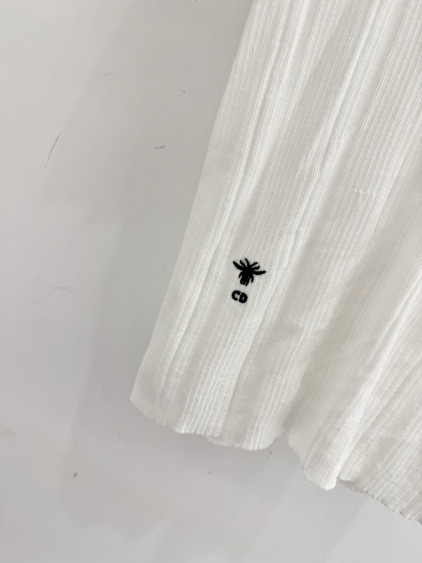 Unknown 双色坑纹针织短袖 简约刺绣小蜜蜂上衣