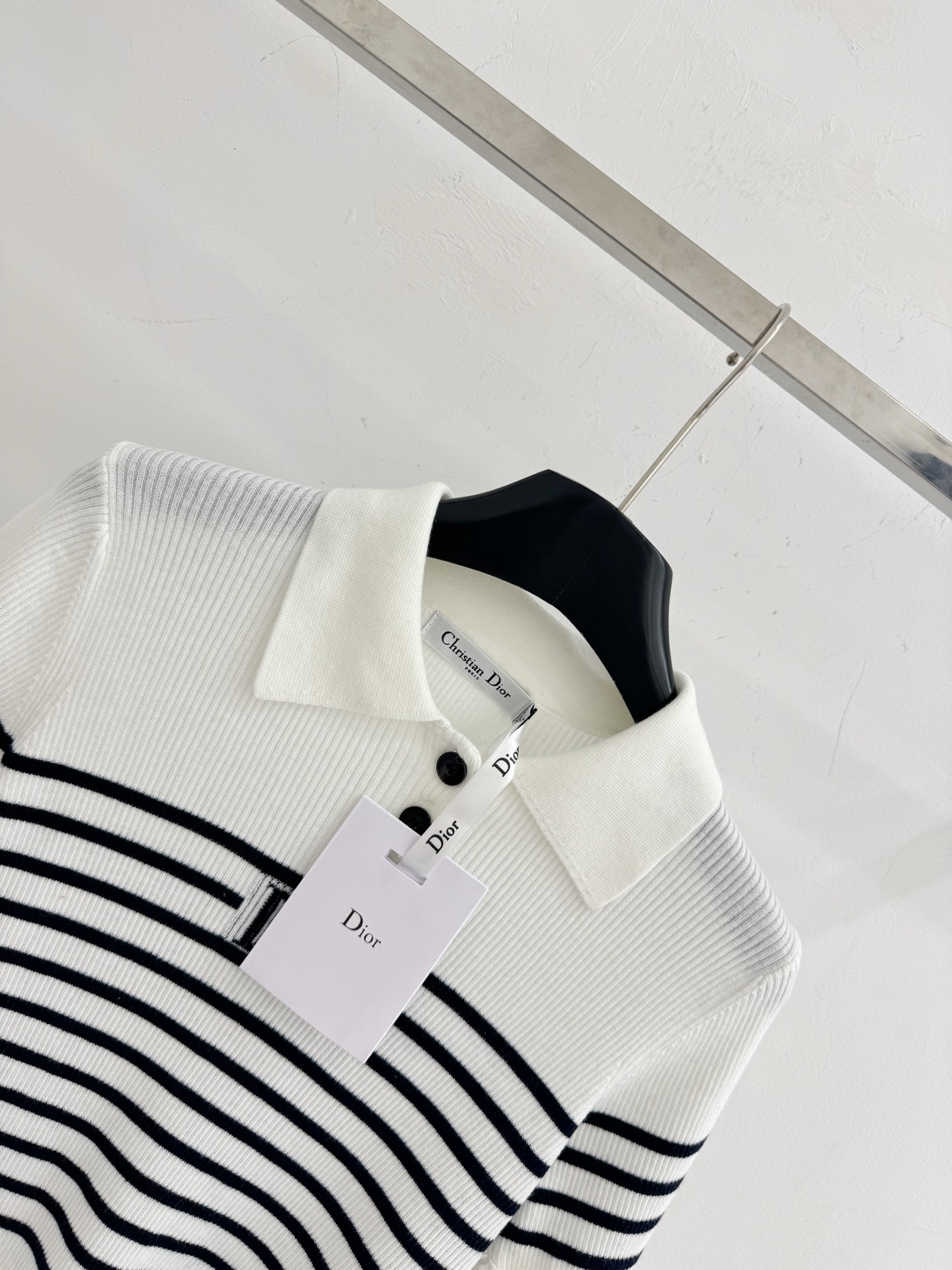 Dior CD26春夏新款，春夏新款圆领条纹针织衫，刺绣温柔风上衣